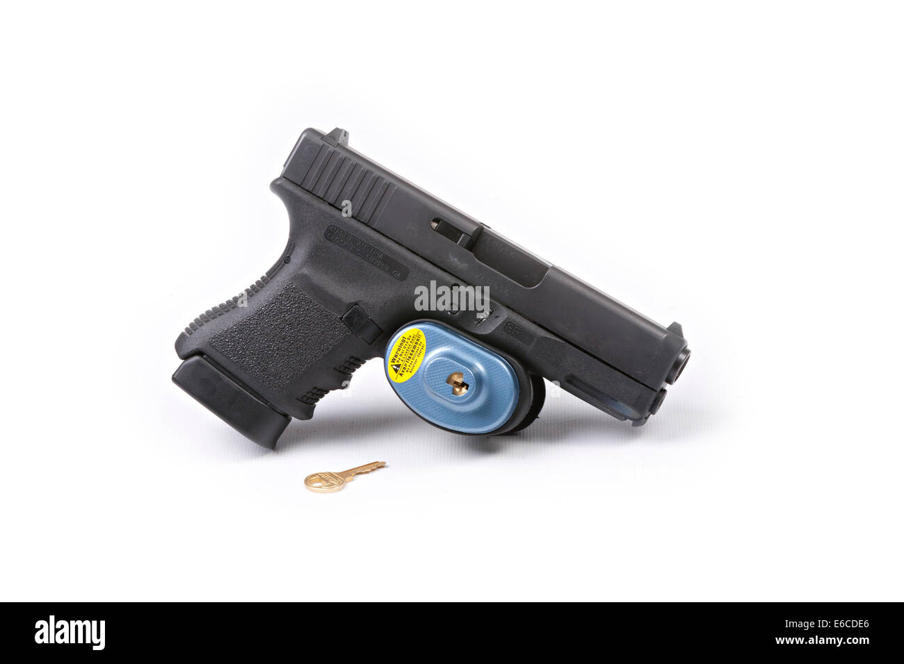 GLOCK Pistolenpistole mit Abzugsschloss isoliert auf weißem Hintergrund installiert Stockfoto