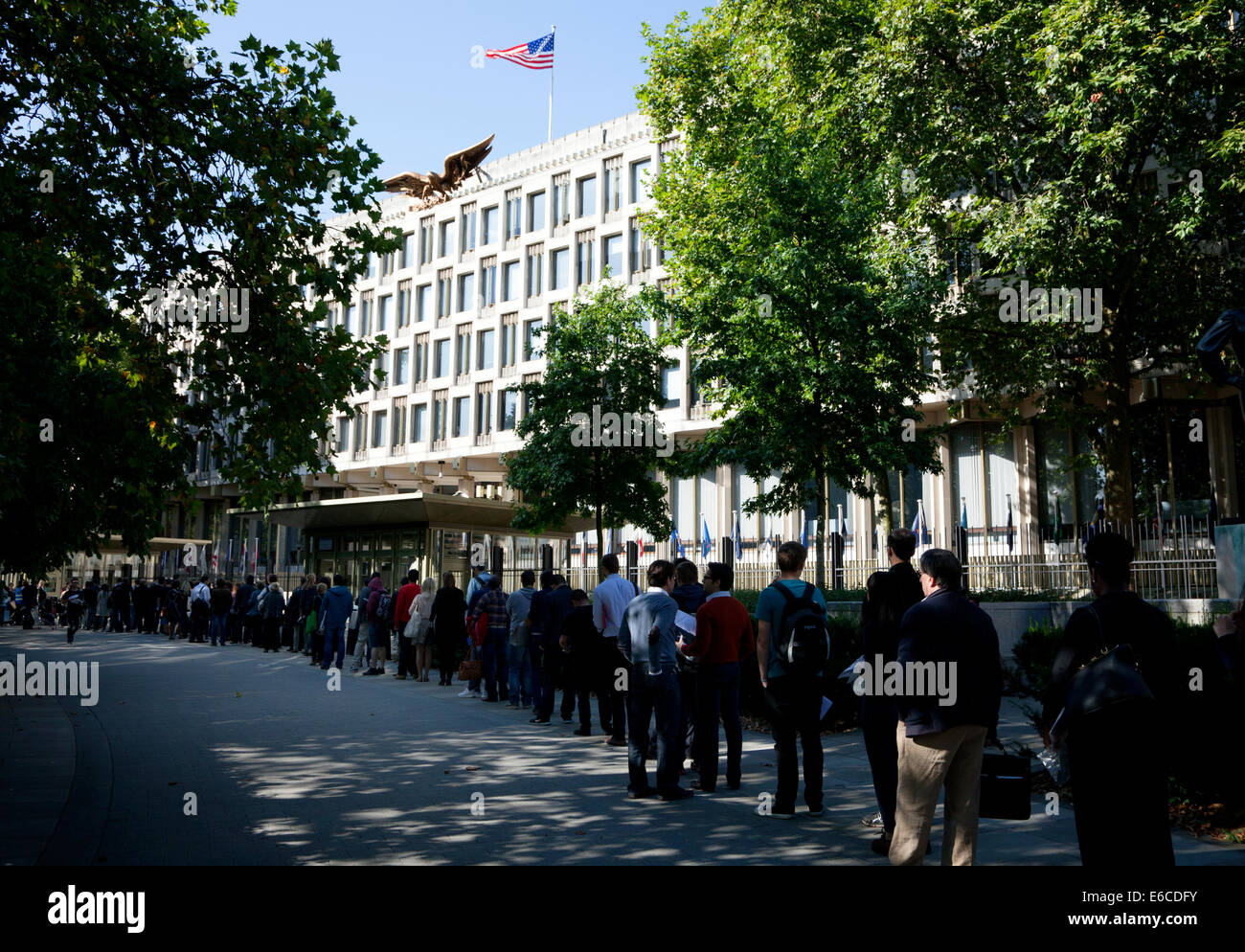 Warteschlange für Sicherheits-Check bei US-Botschaft in Grosvenor Square, Mayfair, London Stockfoto