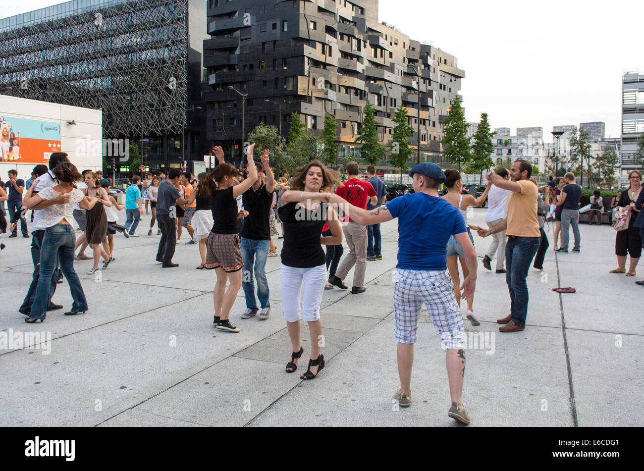 Paris, Frankreich, Menge der Touristen genießen öffentlichen Veranstaltungen, Street, tanzen, Rock And Roll Stockfoto