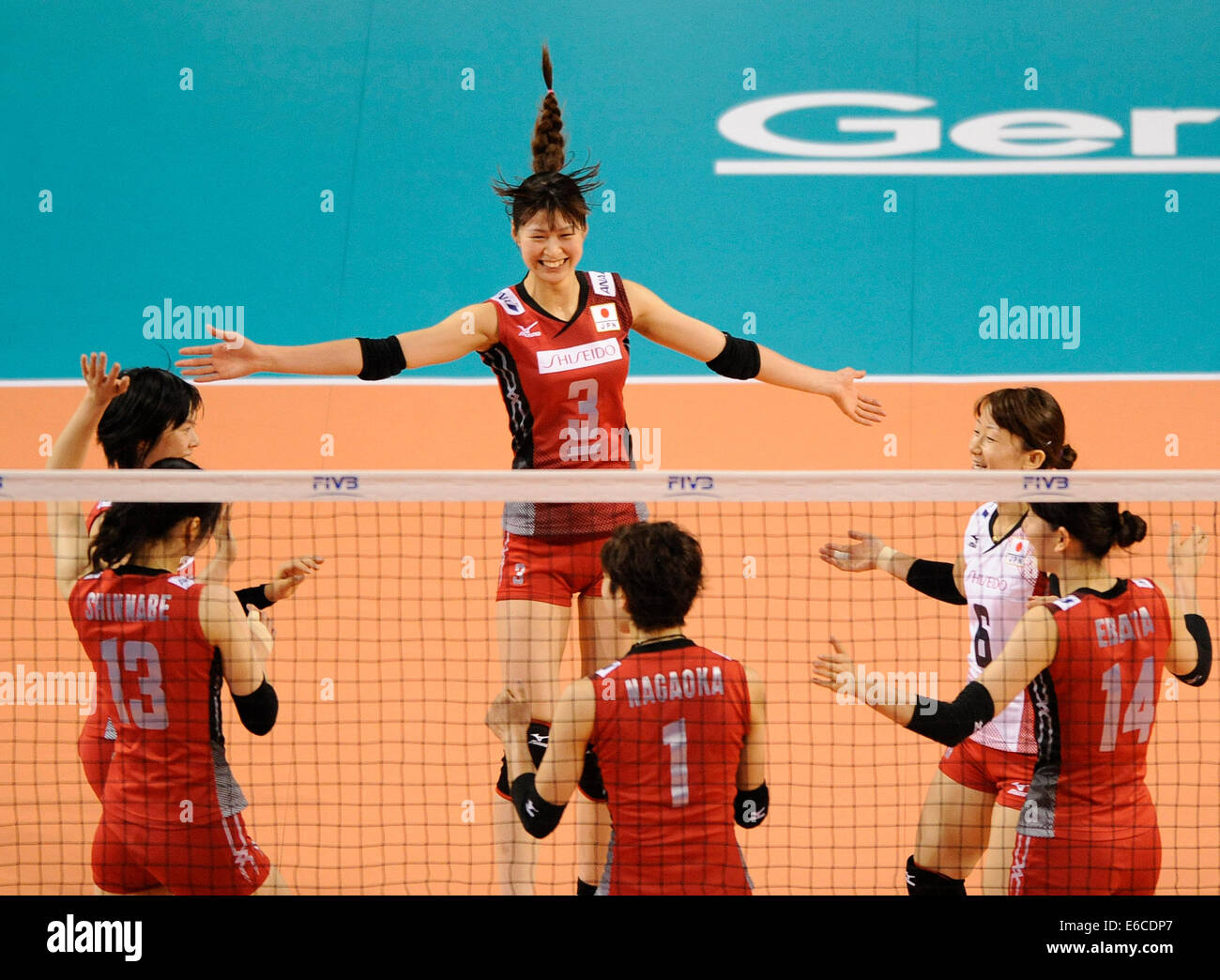 Tokio, Japan. 20. August 2014. Japanische Spieler feiern nach seinem Tor einen Punkt gegen Russland in den letzten Vorrundenspiel der FIVB Frauen Volleyball World Grand Prix in Tokio, Japan, 20. August 2014. Japan gewann 3: 1. © Stringer/Xinhua/Alamy Live-Nachrichten Stockfoto