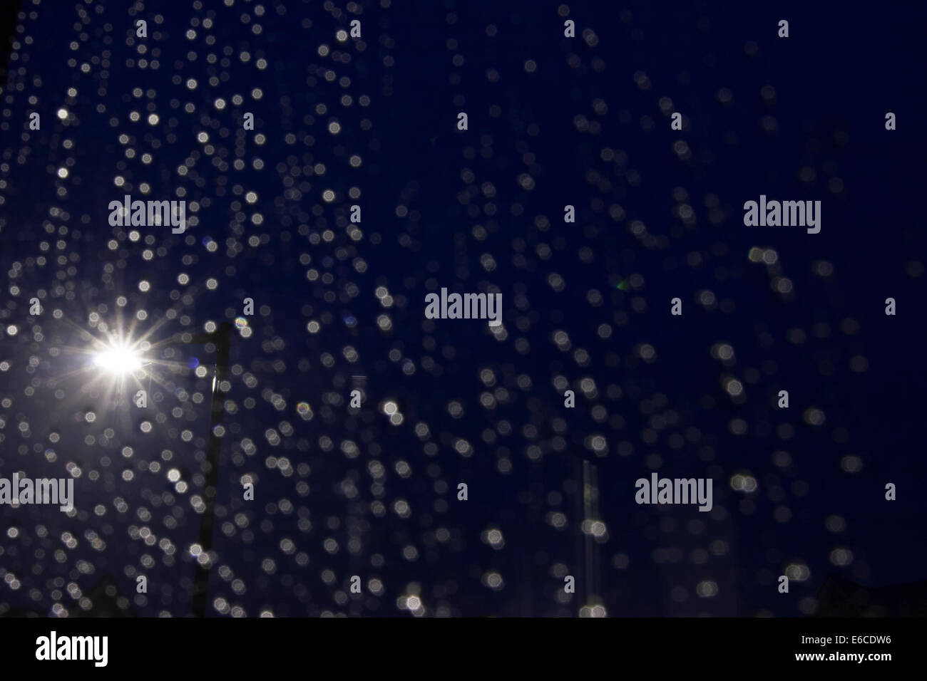Regen-Tropfen am Schlafzimmerfenster während Gewitter Stockfoto