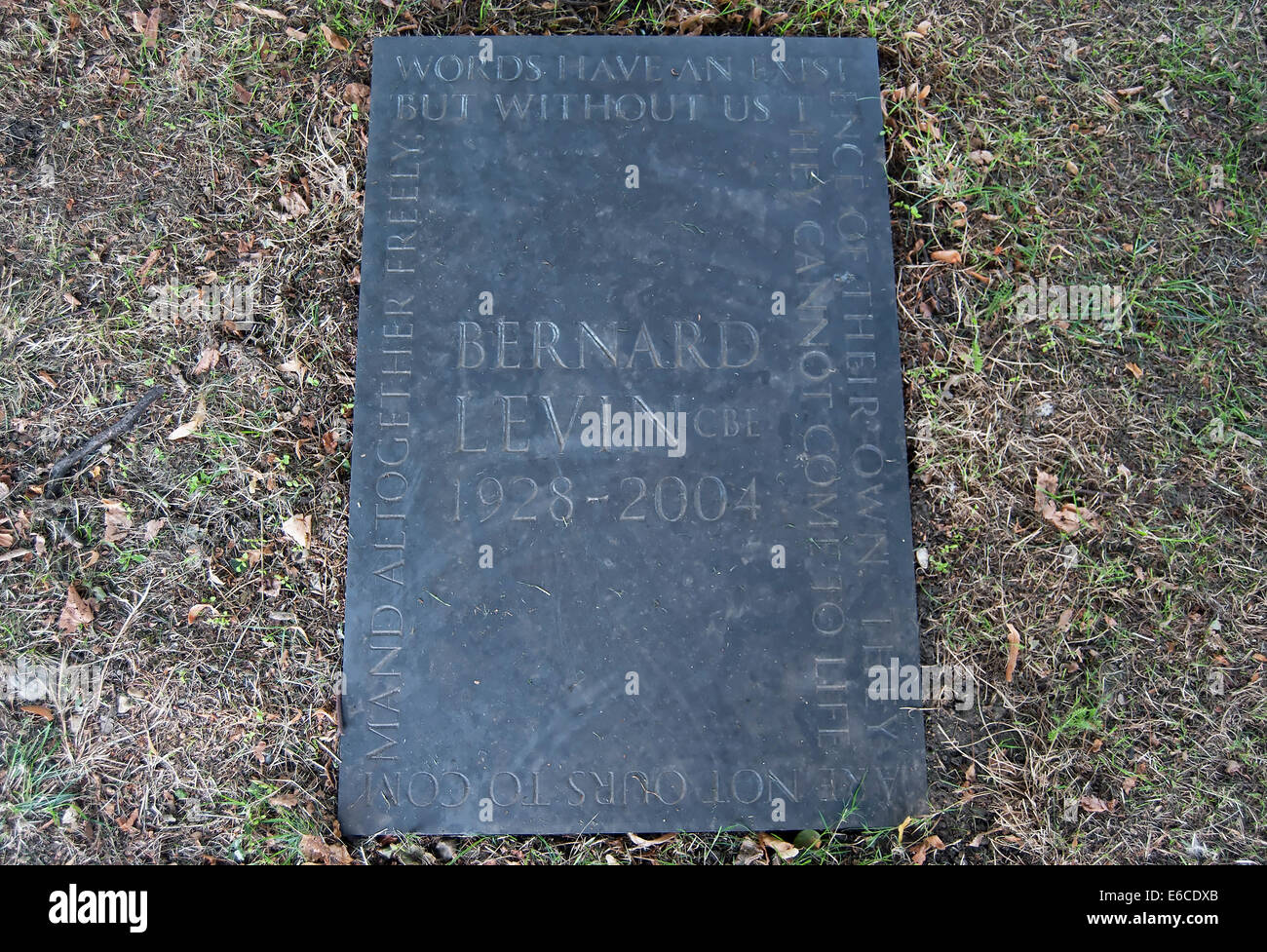 Grab von Sender und Journalist Bernard Levin in Brompton Cemetery in London, England Stockfoto