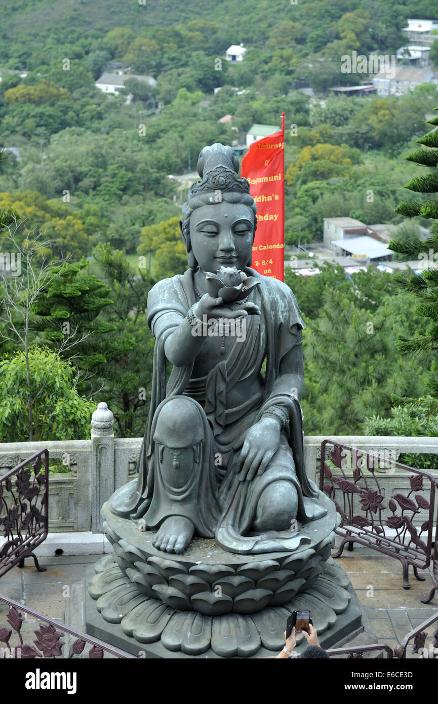 Eines der sechs Divas, bekannt als "Das Angebot der sechs Diven"; Bronze Statuen an der Tian Tan Buddha, Lantau Island, Hong Kong Stockfoto