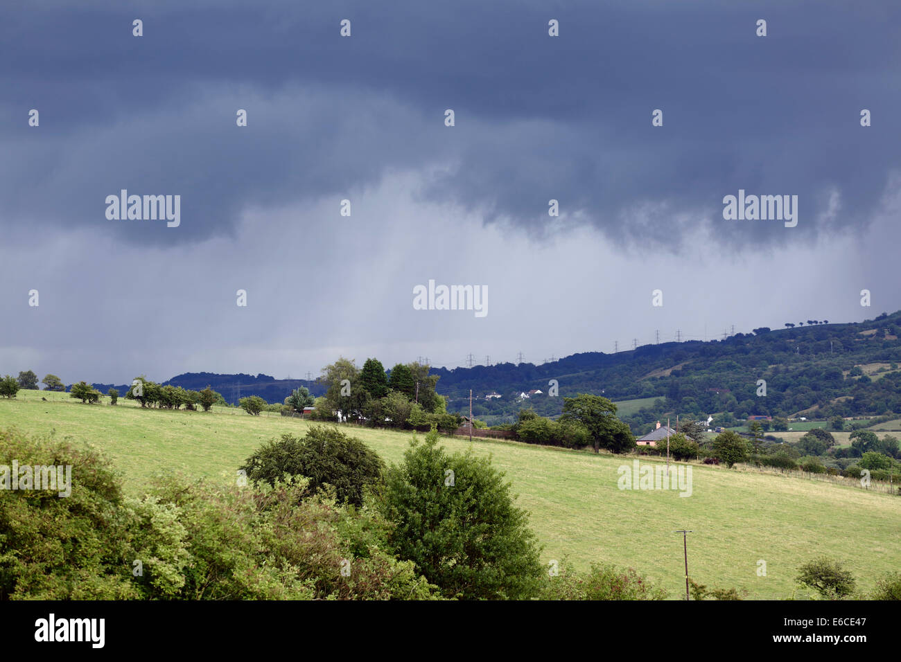 Gewitterwolken nähert sich über die Renfrewshire-Landschaft in der Nähe von Lochwinnoch im schottischen central Belt, UK Stockfoto