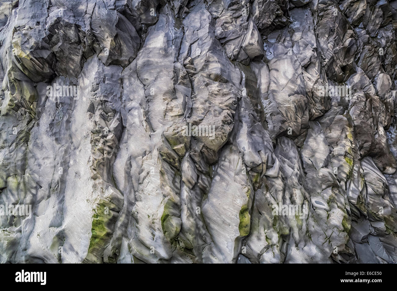 Basaltsäulen Strand Reynisfjara, Island Basaltsäulen sind durch langsames Abkühlen Lava gebildet. Stockfoto