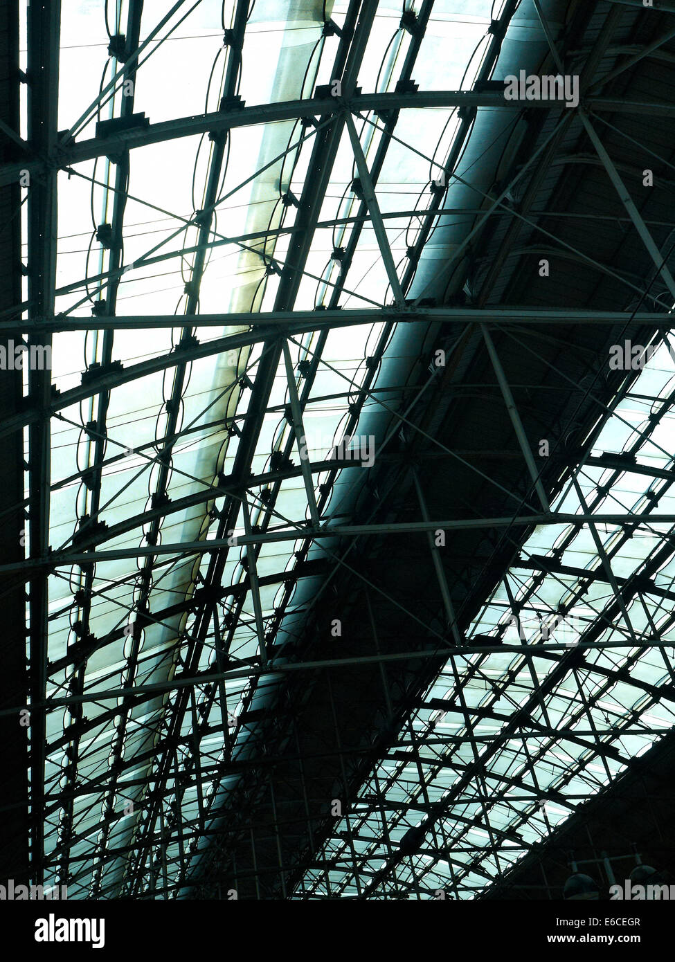 Dachkonstruktion am Bahnhof Piccadilly in Manchester UK Stockfoto