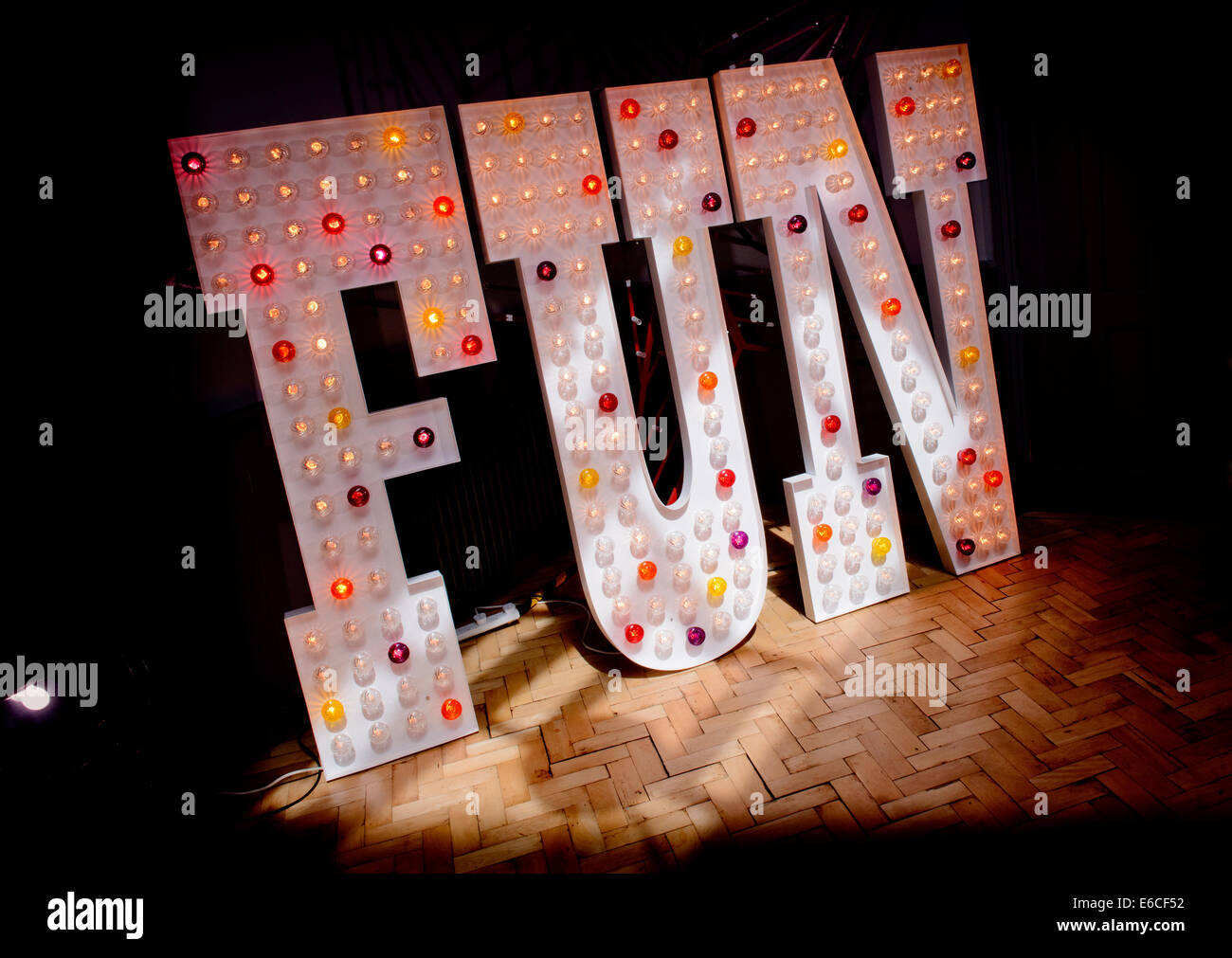 Eine große beleuchtete Messegelände Zeichen für das Wort Spaß in East Sussex UK. Stockfoto