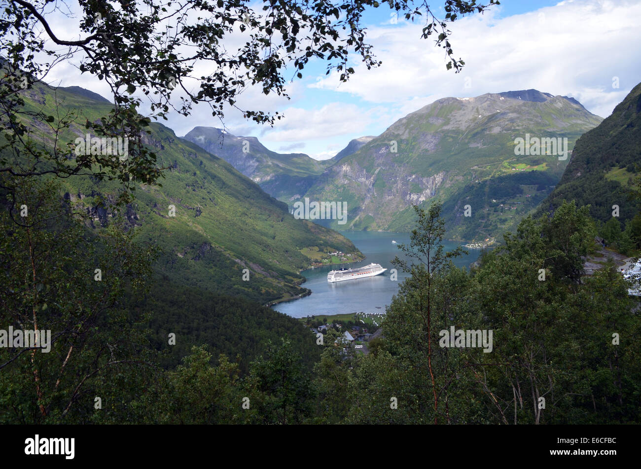 Geiranger Fjord, einer der schönsten im südlichen Norway.Sheer und schroffen, steil und gezackt, schäumenden Waterfallsadd Schönheit Stockfoto