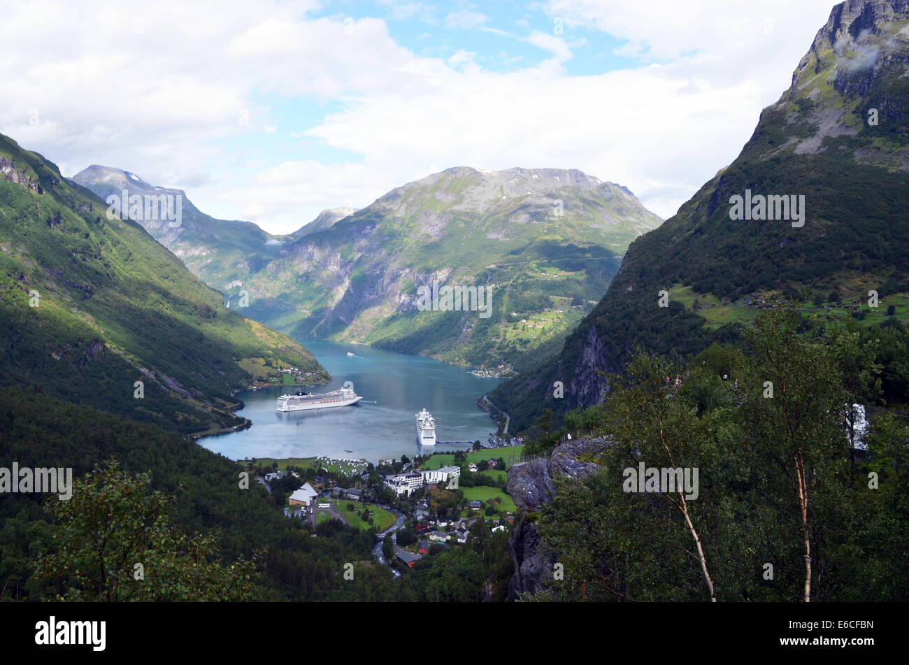 Geiranger Fjord, einer der schönsten im südlichen Norway.Sheer und schroffen, steil und gezackt, schäumenden Waterfallsadd Schönheit Stockfoto