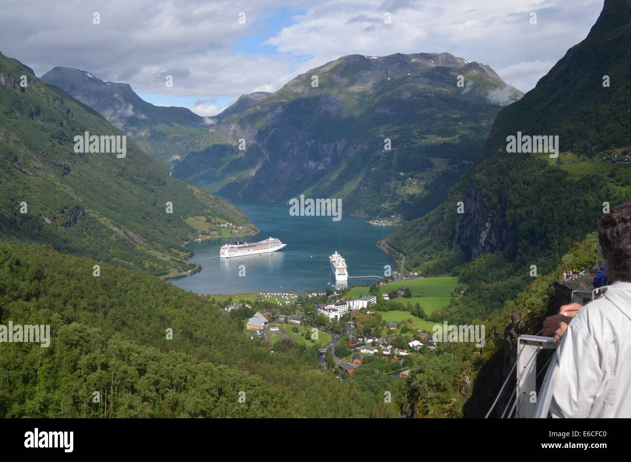 Geiranger Fjord, einer der schönsten im südlichen Norway.Sheer und schroffen, steil und gezackt, schäumenden Waterfallsadd Schönheit Stockfoto