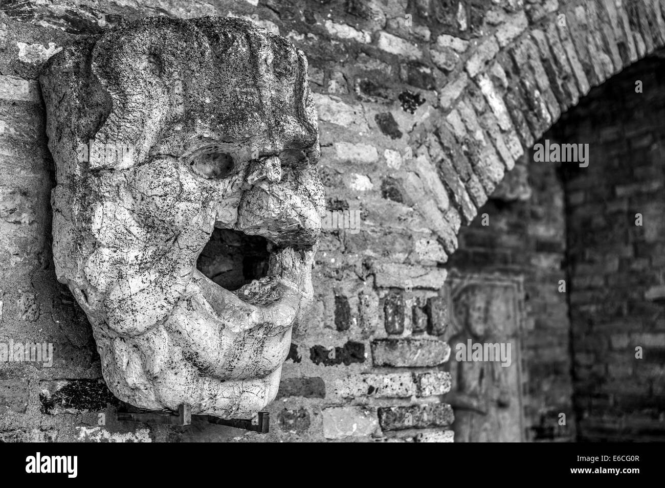 Schwarzen & weißen HDR-Bild der mittelalterlichen Relief Maske Gesicht Skulptur in Torcello Museum auf der Insel Torcello in der Lagune von Venedig. Stockfoto