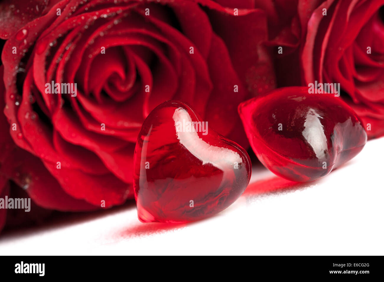 Rotes Herz mit Rose Blumen, konzentrieren sich auf den Vordergrund Stockfoto