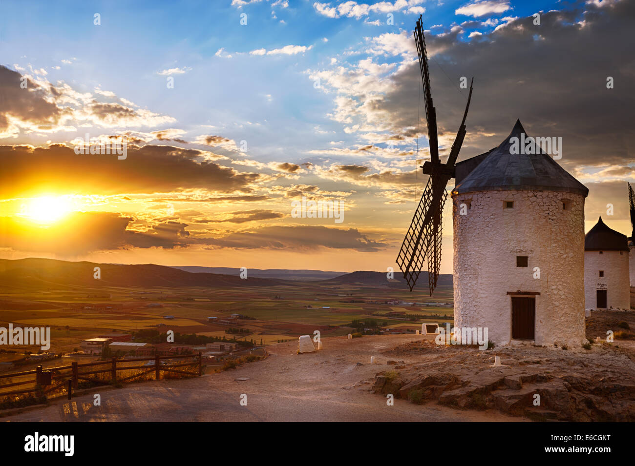 Windmühle bei Sonnenuntergang, Consuegra, Spanien Stockfoto