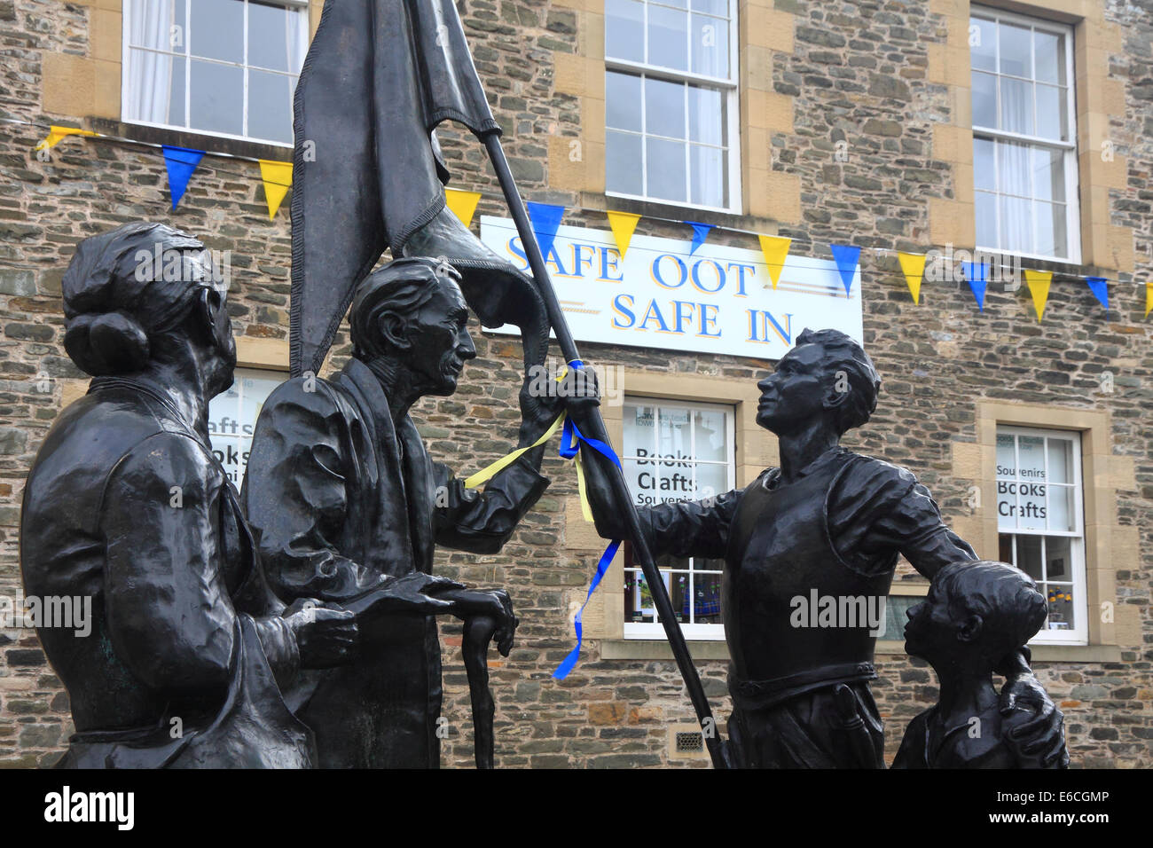 Die Quincentenary Statue in Hawick, Scottish Borders, während das Gebäude hinter, für das gemeinsame Reiten geschmückt ist Stockfoto