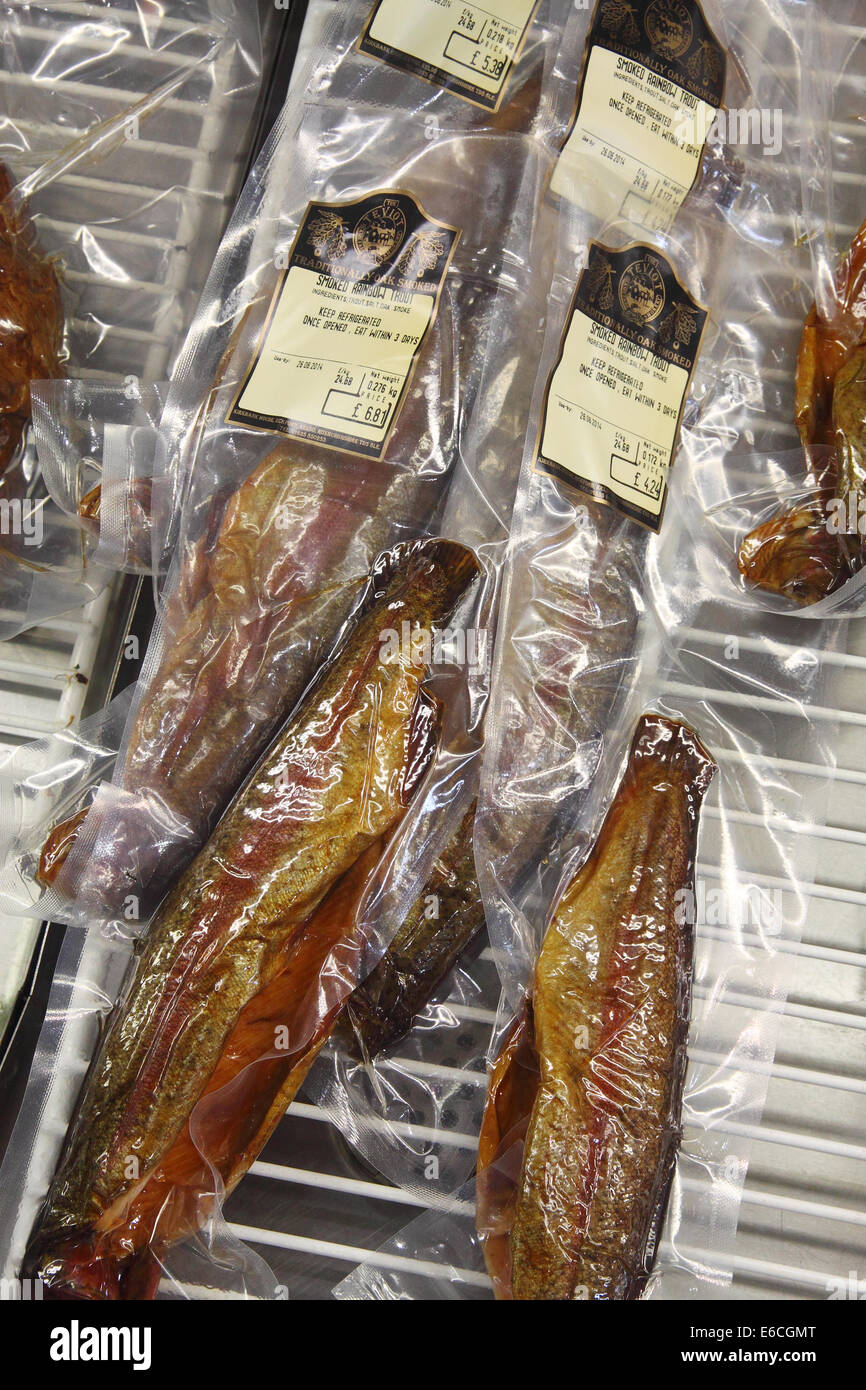 Vakuumverpackt geräucherte Regenbogenforelle in einem smokery Outlet-shop Stockfoto