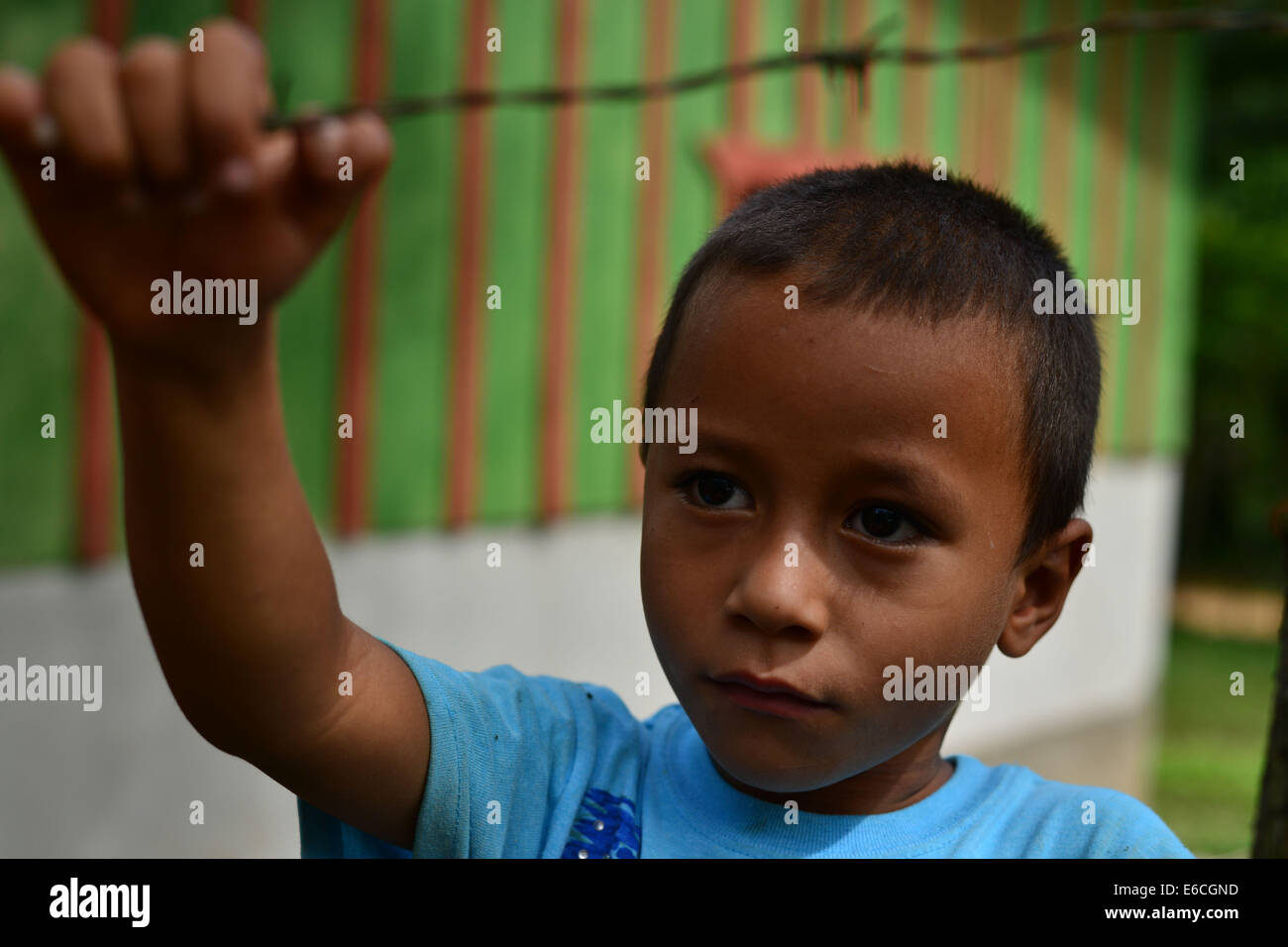 24. Juli 2014 - Corinto, Cortez, Honduras - A Boy Uhren honduranischen Spezialeinheiten, genannt das Comando Tigres, verhören seine Eltern, nachdem sie angeblich versucht gefangen wurden, nach Guatemala ohne ordnungsgemäße Dokumente zu gelangen. Die Tigres lassen gehen, da sie gefangen wurden, während sie noch in der honduranischen Territoriums waren. (Bild Kredit: © Miguel Juarez Lugo/ZUMA Draht) Stockfoto