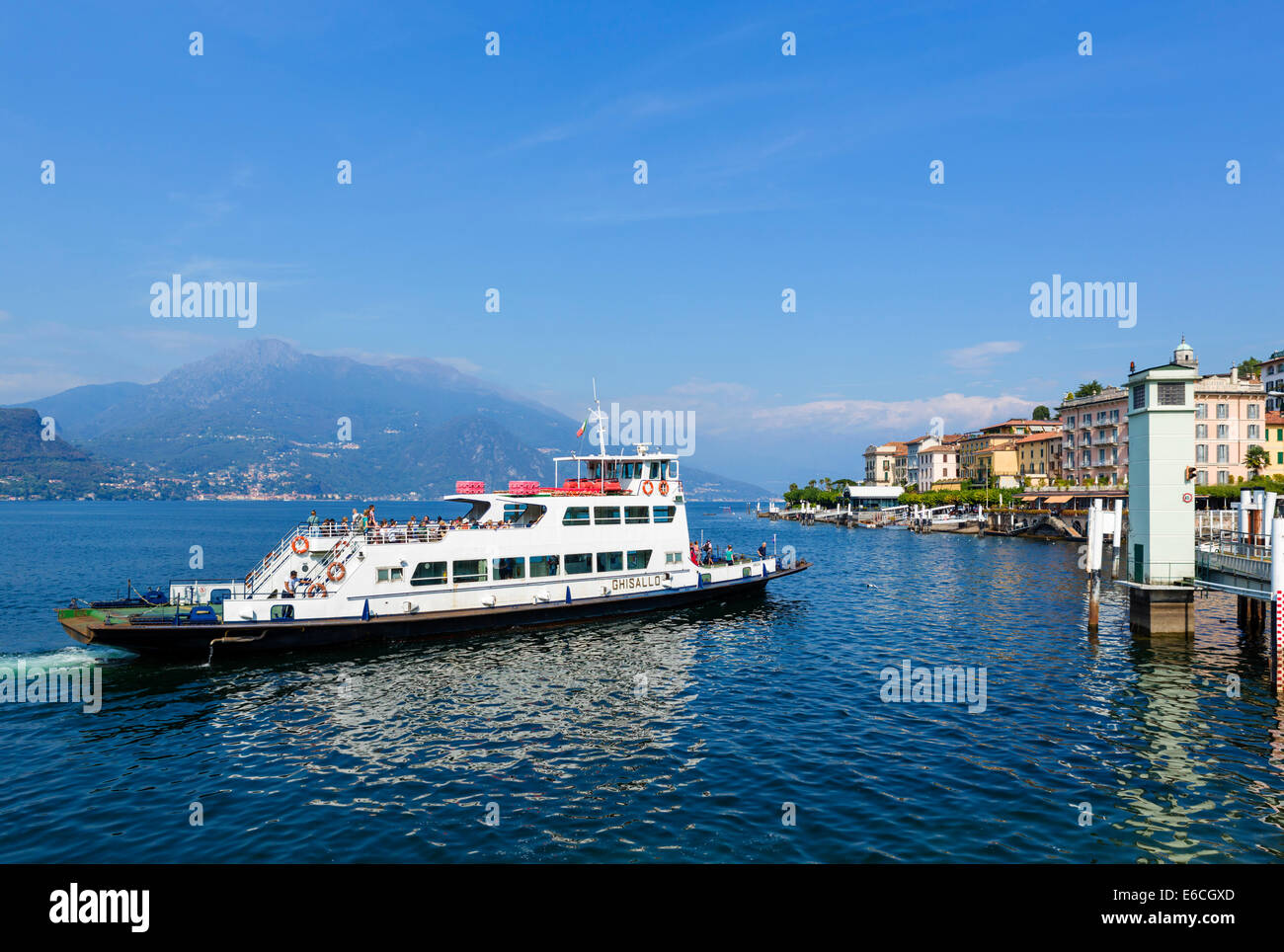 Autofähre kommend in docken an Bellagio, Comer See, Lombardei, Italien Stockfoto