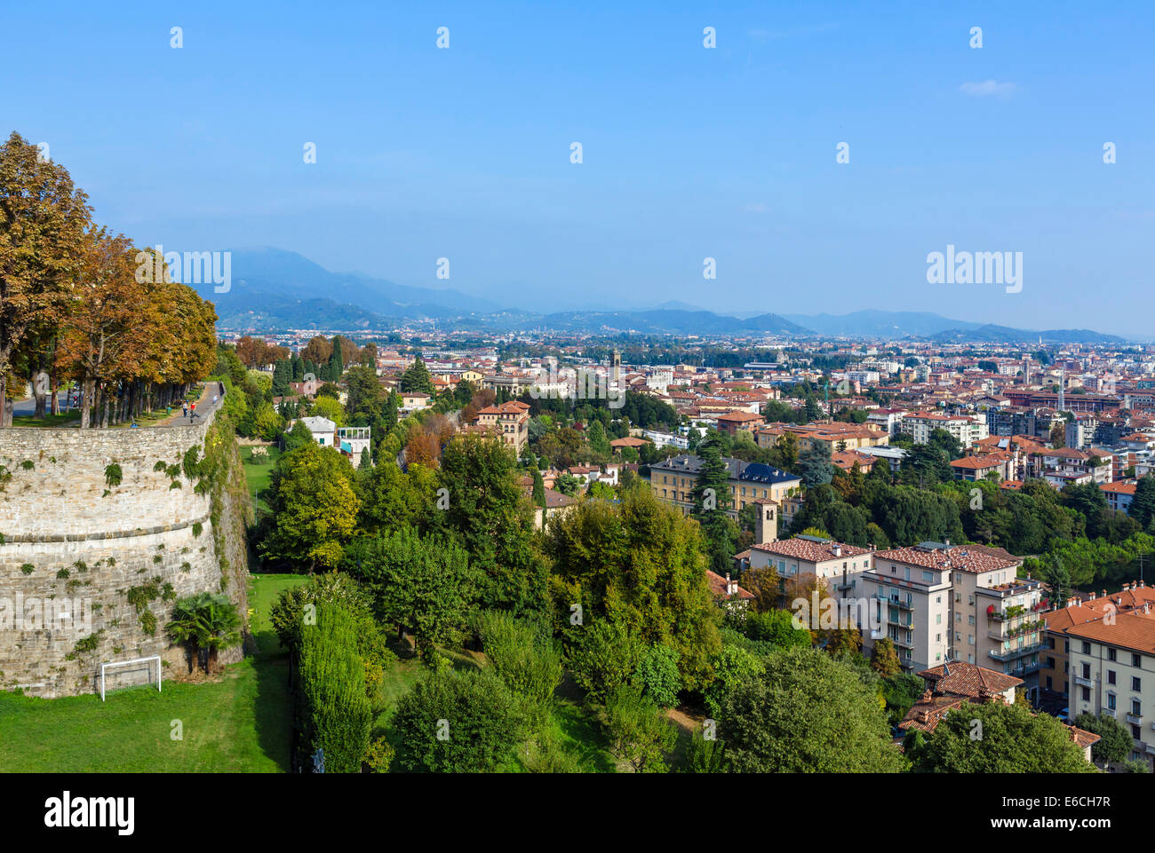 Blick über Bergamo Bassa von den Wänden rund um Bergamo Alta, Lombardei, Italien Stockfoto