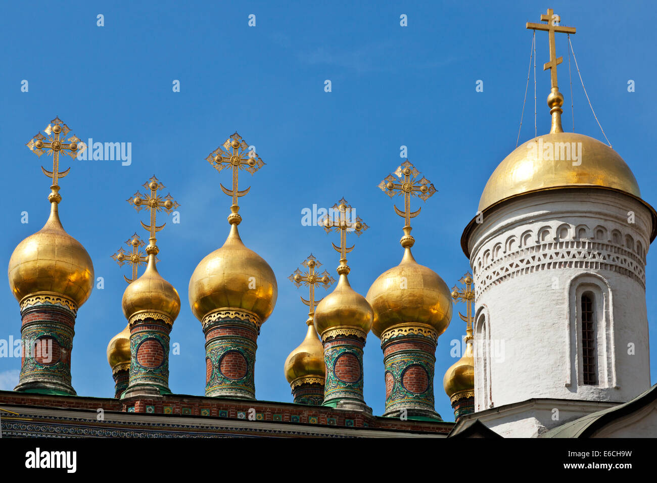 Kuppeln der Schlosskirche Terem, Moskauer Kreml, Russland Stockfoto