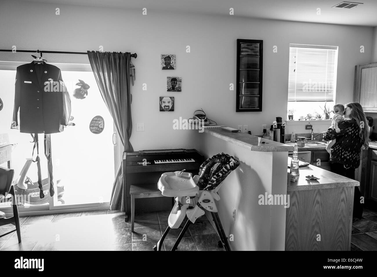 Washington, District Of Columbia, USA. 28. März 2013. JESSICA HINVES, war ein Air Force Kampfjet-Mechaniker, wenn sie von einem Mitglied ihrer Geschwader Lackland Air Force Base vergewaltigt wurde. Das Verfahren gegen ihren Vergewaltiger wurde geworfen, am Tag vor der Verhandlung wurde zunächst von einem Kommandanten, der sagte, "Obwohl er wie ein Gentleman Verhalten nicht, gab es keinen Grund, strafrechtlich zu verfolgen." Sie hält ihr Baby Marley in ihrem Haus in Hampton. © Mary F. Calvert/ZUMA Draht/Alamy Live-Nachrichten Stockfoto