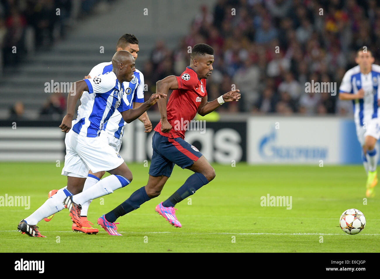 Lille, Frankreich. 20. August 2014. UEFA Champions League Qualifikation Phasen. Lille gegen Porto. Salomon KALOU (Lille) und Bruno Martins Indi (Porto) jagen die Kugel nach unten Credit: Action Plus Sport/Alamy Live News Stockfoto