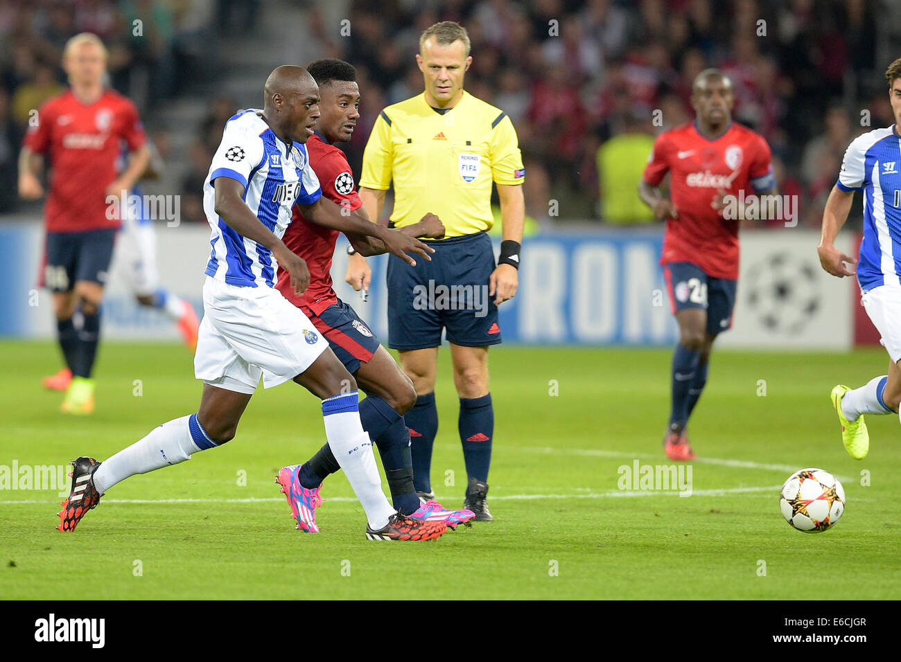 Lille, Frankreich. 20. August 2014. UEFA Champions League Qualifikation Phasen. Lille gegen Porto. Salomon KALOU (Lille) fordert Bruno Martins Indi (Porto) Credit: Action Plus Sport/Alamy Live News Stockfoto