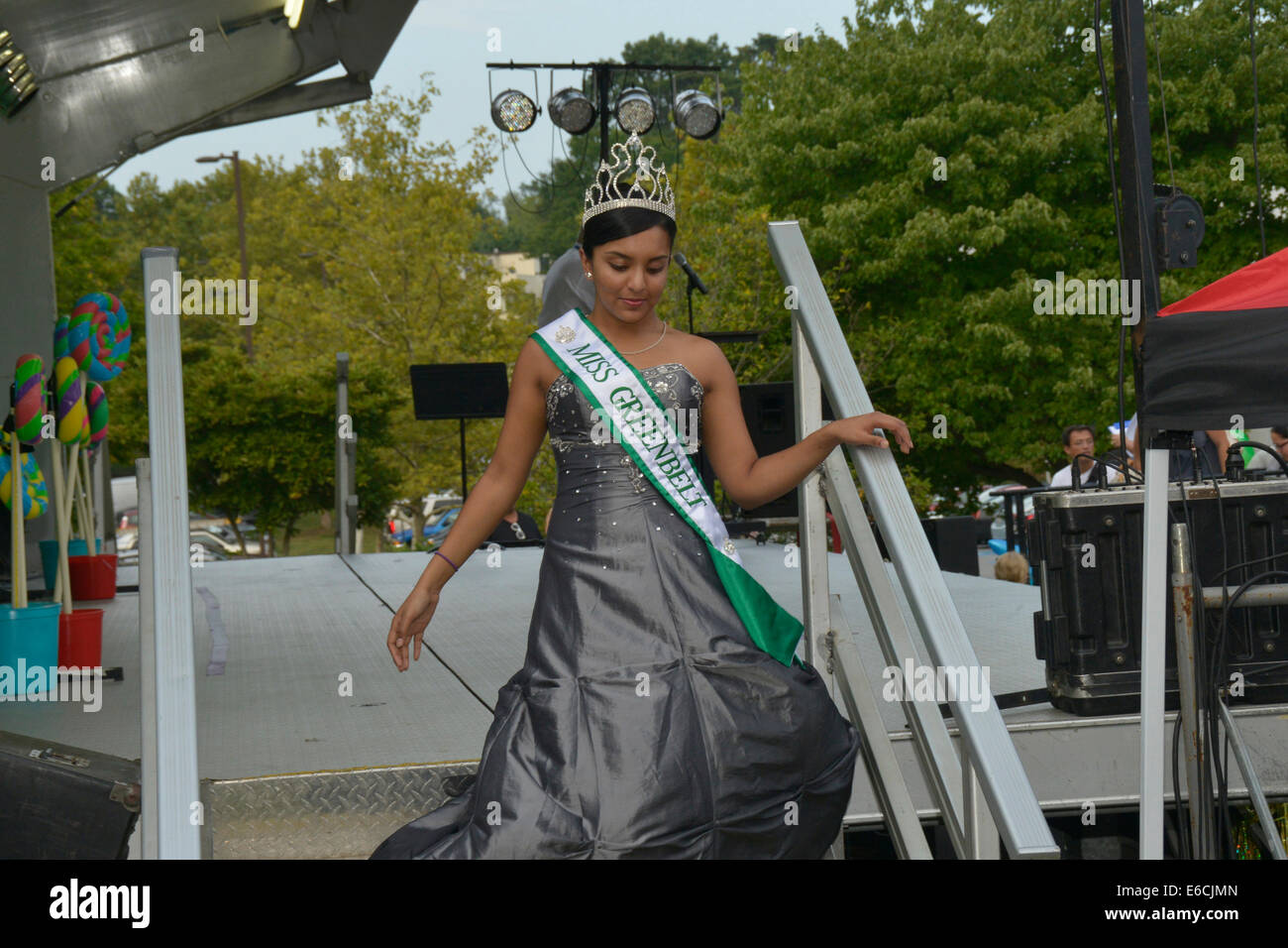 Miss Greenbelt Kandidat läuft hinunter die Schritte min die Miss Greenbelt Beuty Festzug in Greenbelt, Maryland Stockfoto