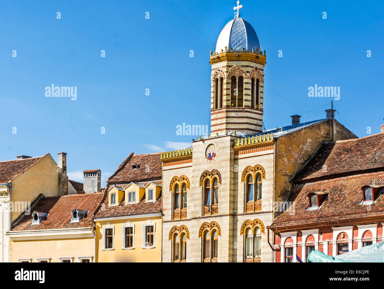 Rathausplatz-Gebäude, hautnah in der Stadt Brasov, Rumänien. Stockfoto