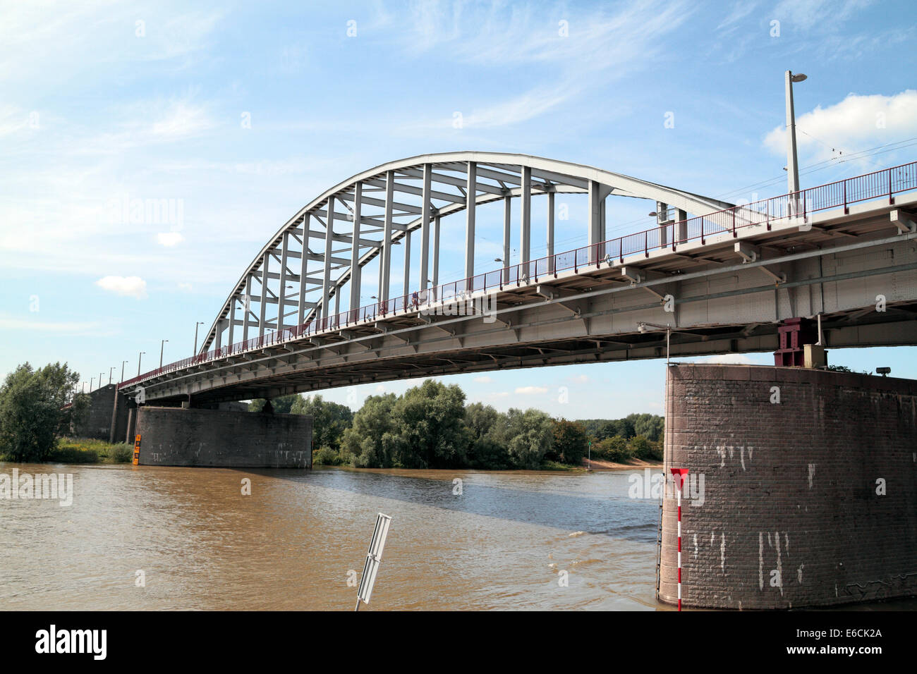 John Frostburg (John-Frost-Brücke) von der North Bank, Arnheim, Gelderland, Niederlande betrachtet. Stockfoto