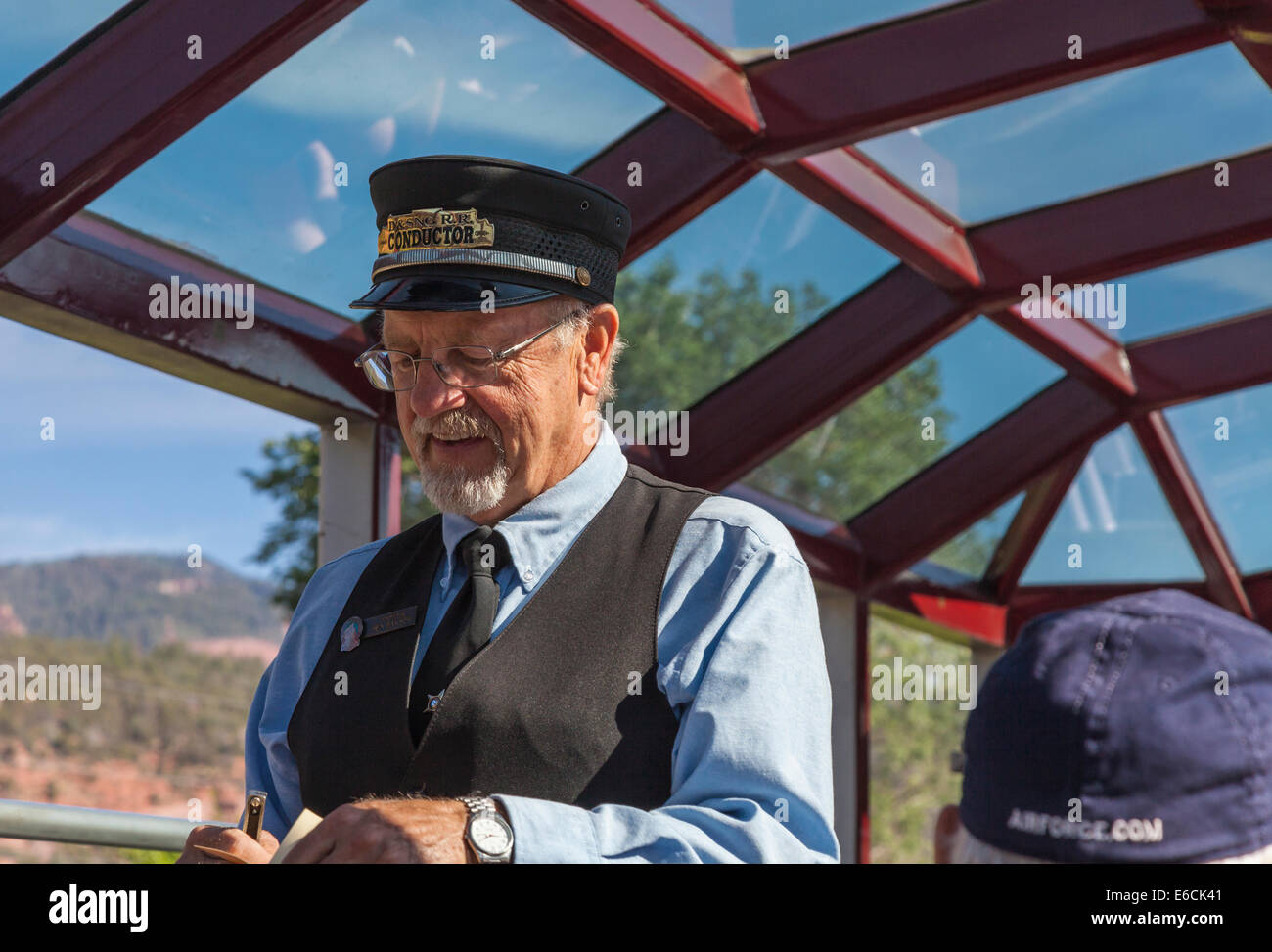 Dirigent in Silver Vista Auto auf Durango & Silverton Schmalspurbahn Bahnfahrt in San Juan Mountains in Colorado. Stockfoto