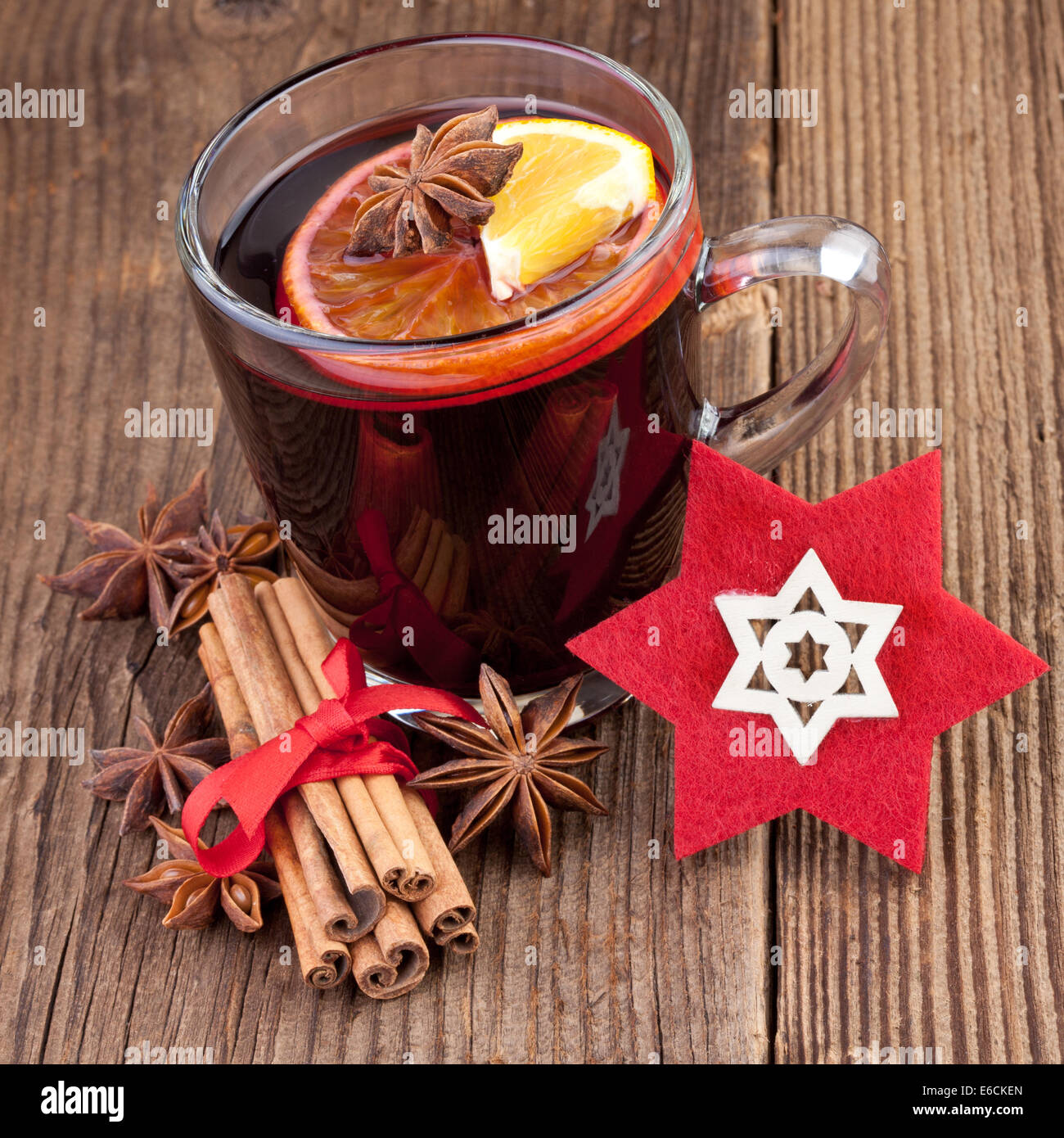 Glühwein in einem Glas auf alten hölzernen Hintergrund Stockfoto