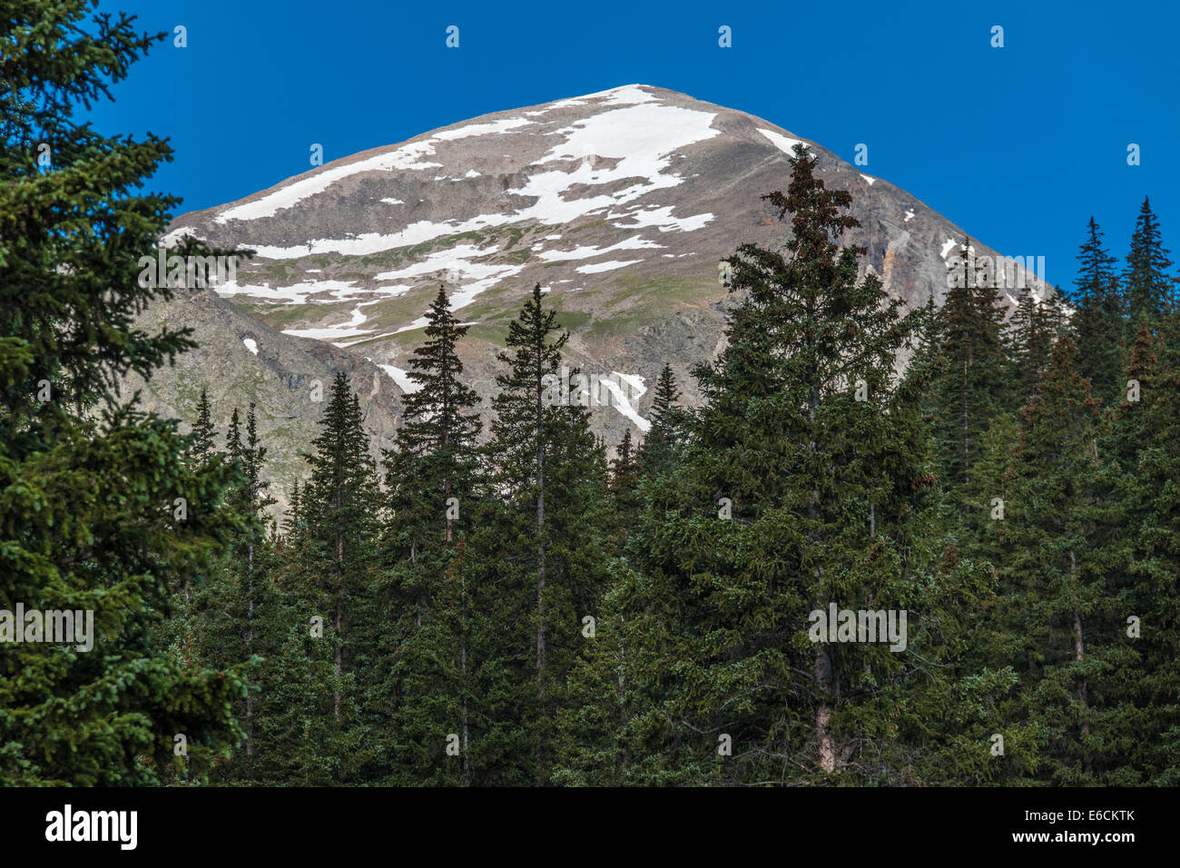 Quandary Peak von der Cold Water Creek Lodge in Breckenridge, Colorado aus gesehen. Stockfoto