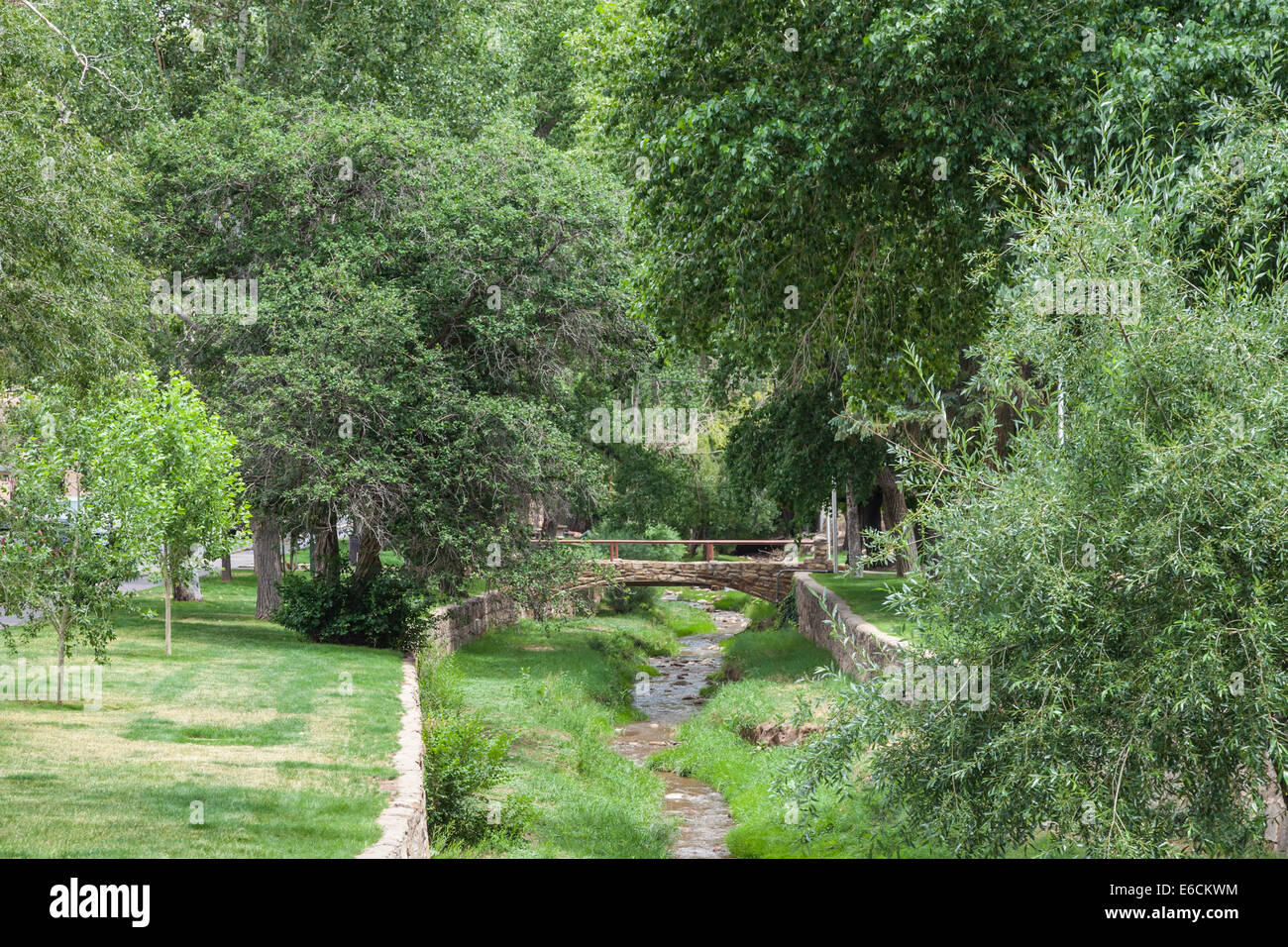 Im Sommer ist der Santa Fe River, einem Nebenfluss des Rio Grande, eine schmale, fast trocken Wasserstraße passieren Santa Fe. Stockfoto