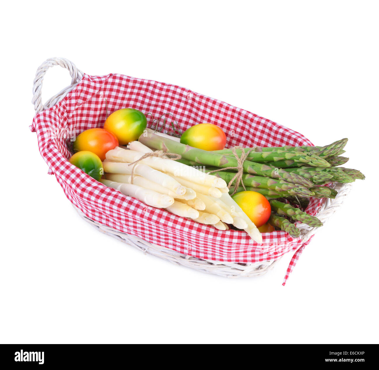 Spargel-Gemüse in einem Korb mit Ostereiern dekoriert Stockfoto