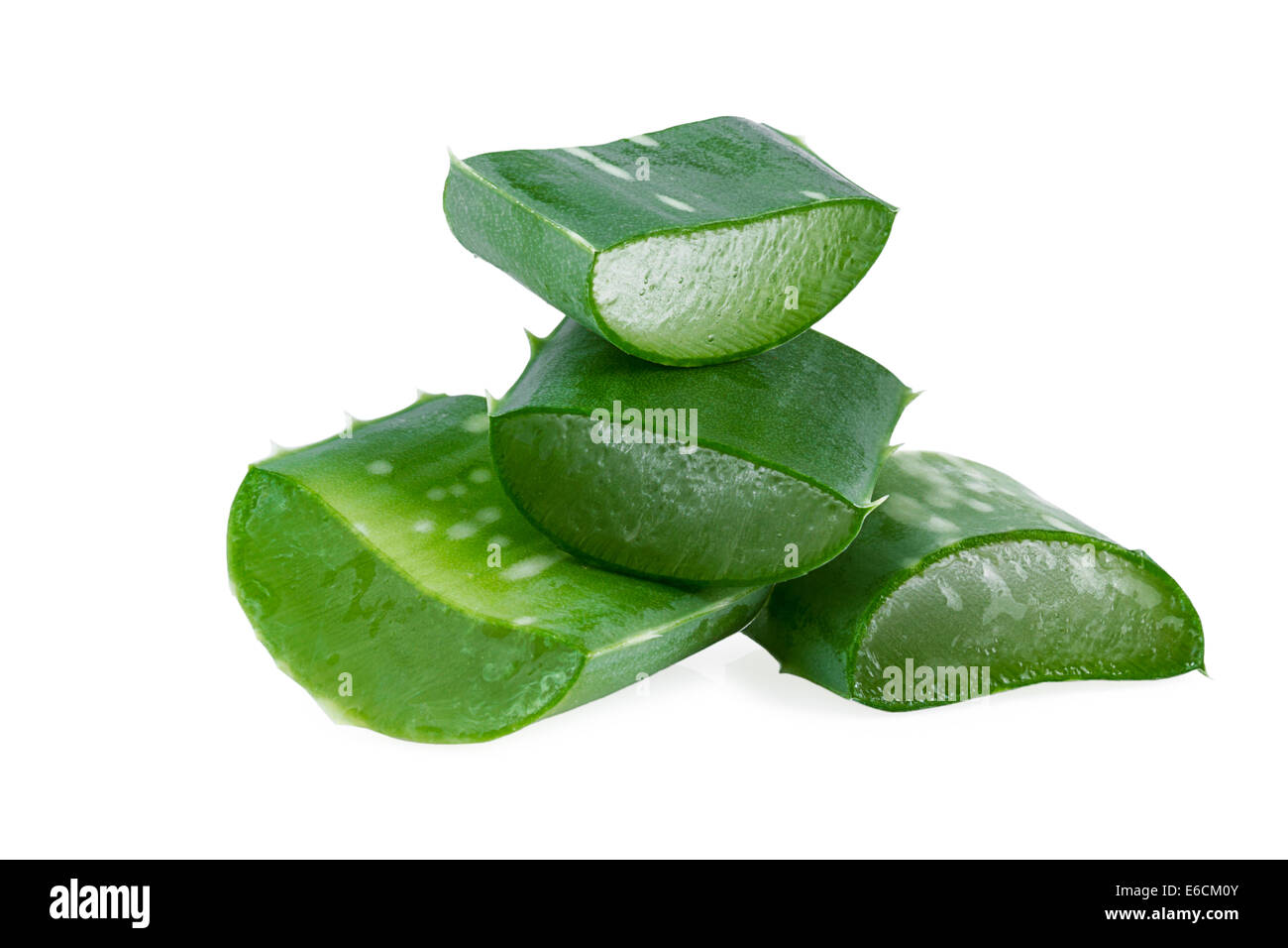 Stapel von frisch geschnittenen Aloe Vera auf weißem Hintergrund Stockfoto