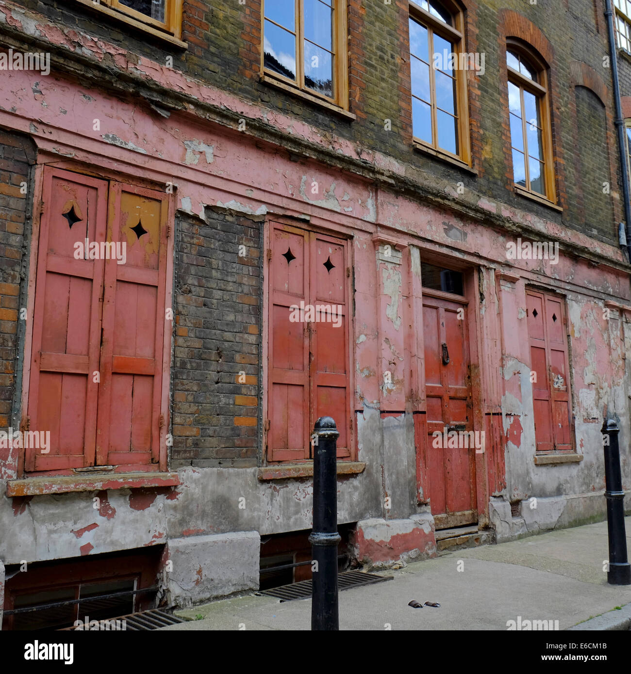Verfallende Gebäude mit abblätternder Farbe in Shoreditch, London, England Stockfoto