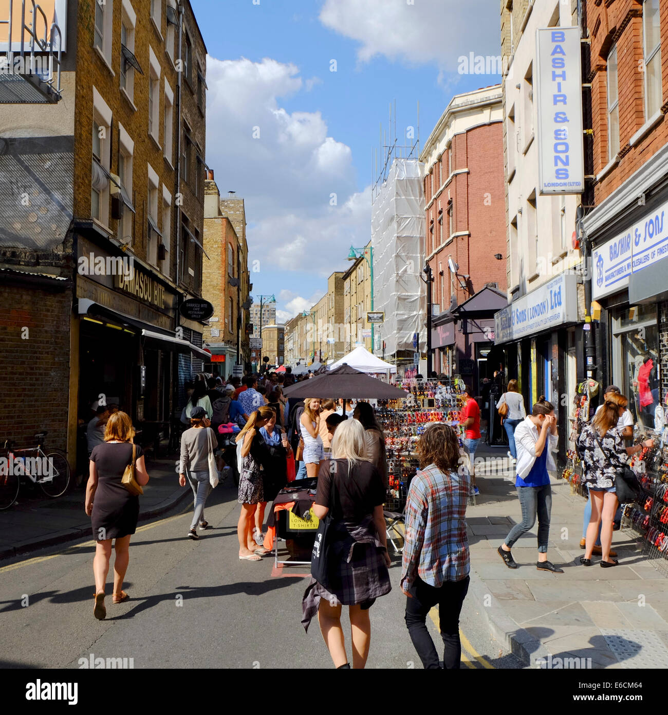 Menschenmassen auf der Brick Lane, Shoreditch, London, England Stockfoto