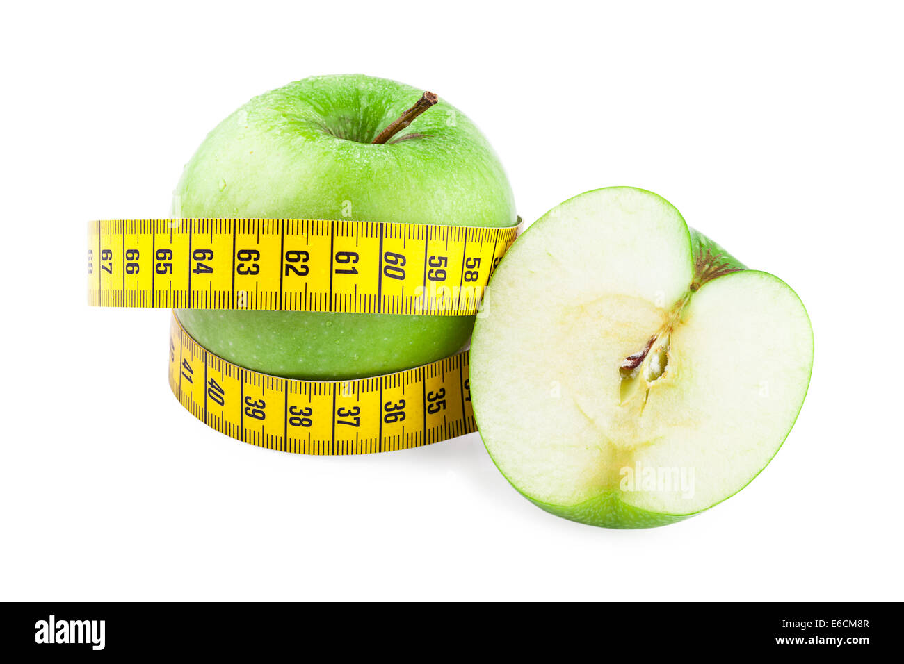 Gesunde Ernährung und Diät-Konzept. Grüne Äpfel und ein Maßband isoliert auf weißem Hintergrund Stockfoto