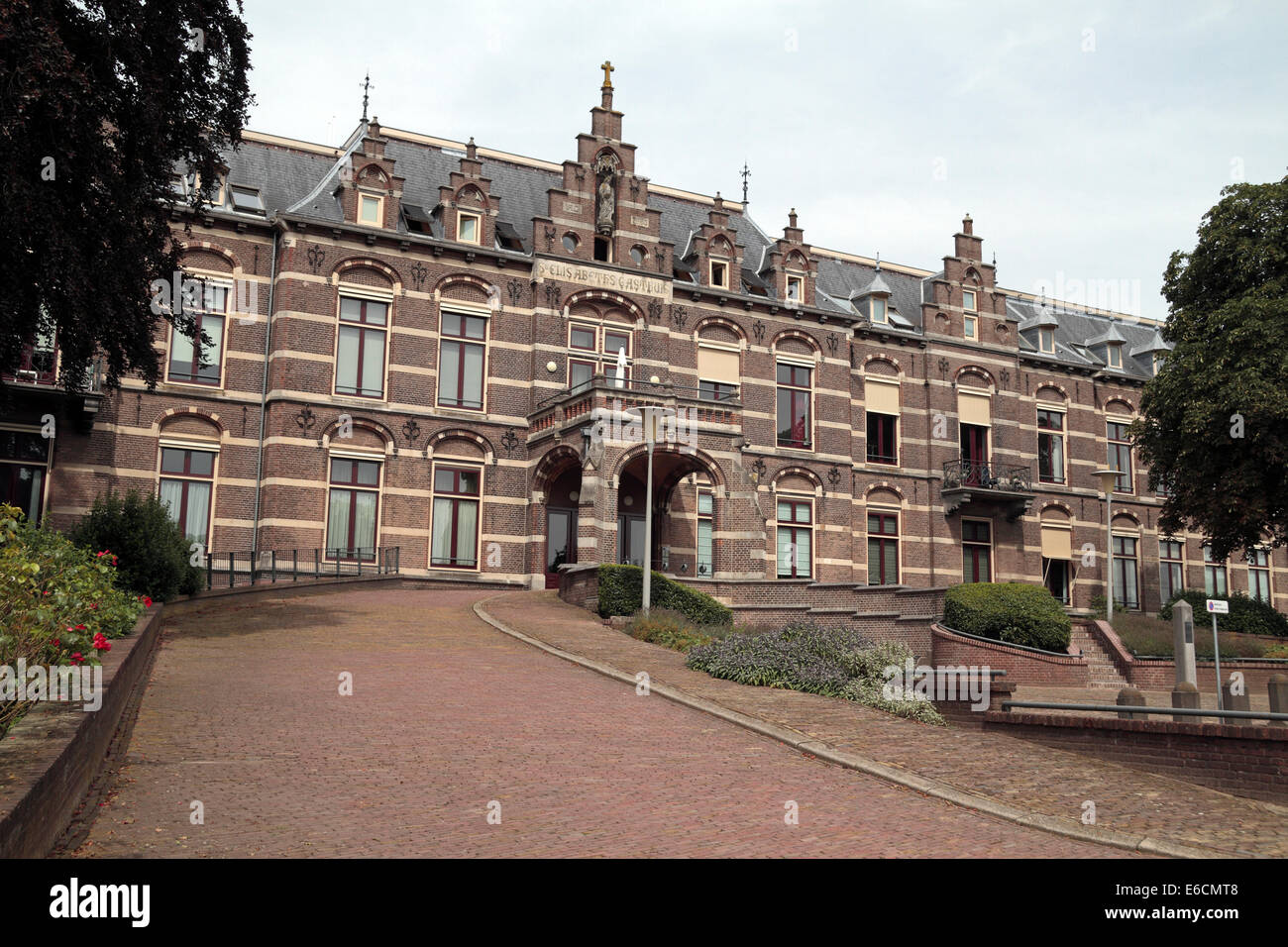 Das alte St Elisabeth Krankenhaus mit der Airborne Commemorative Markierung, Arnhem, Gederland, Niederlande. Stockfoto