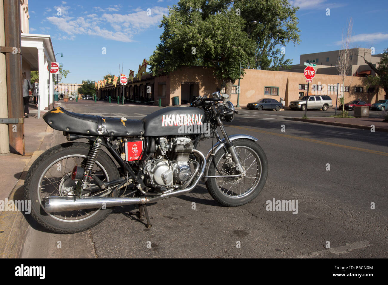 Altes Motorrad geparkt in einer Straße der Innenstadt von Santa Fe, New Mexico. Stockfoto