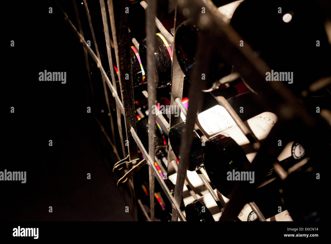 Weinflaschen auf Vintage rack Stockfoto