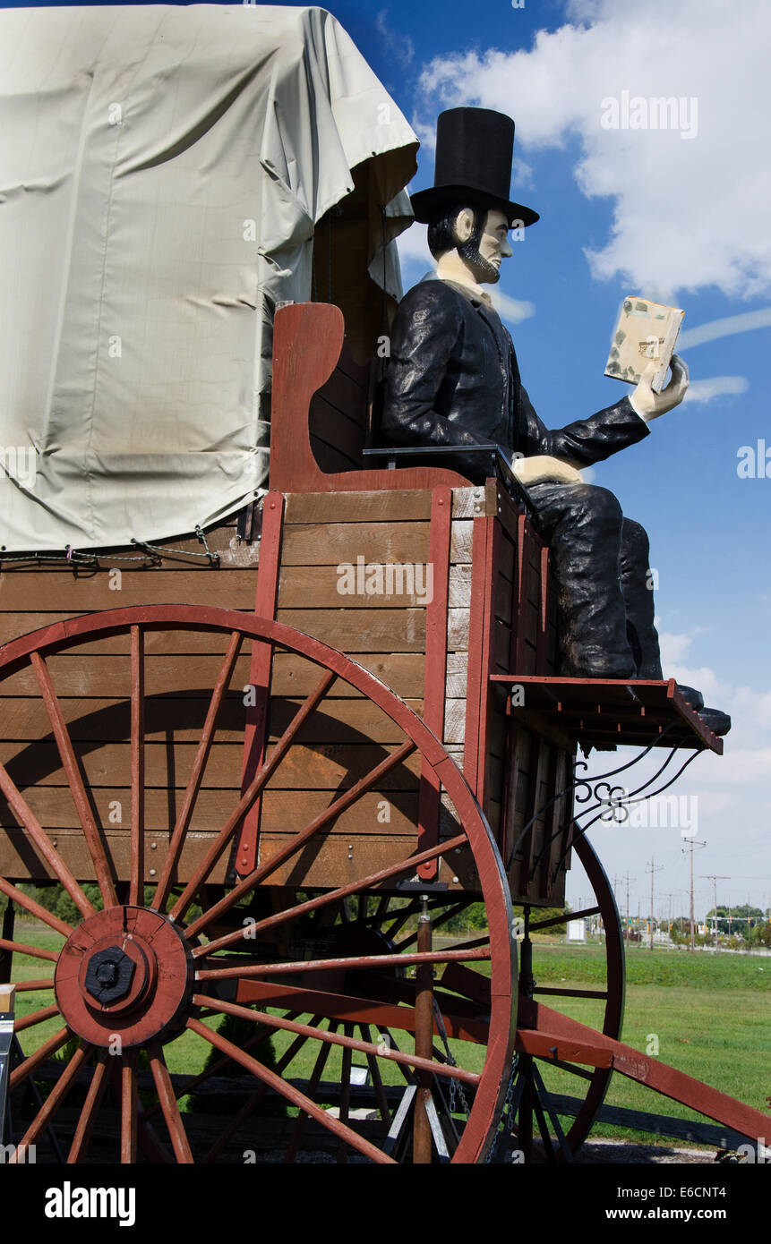 Railsplitter Covered Wagon verfügt über Abraham Lincoln sitzt auf einem Planwagen, ein Buch zu lesen. Stockfoto