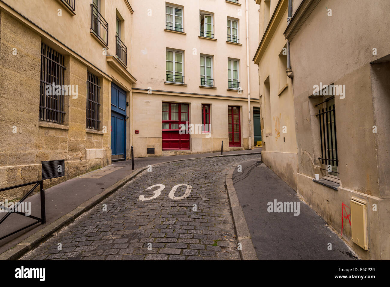 Eine verlassene Kopfsteinpflaster Straße in Paris Frankreich. Stockfoto