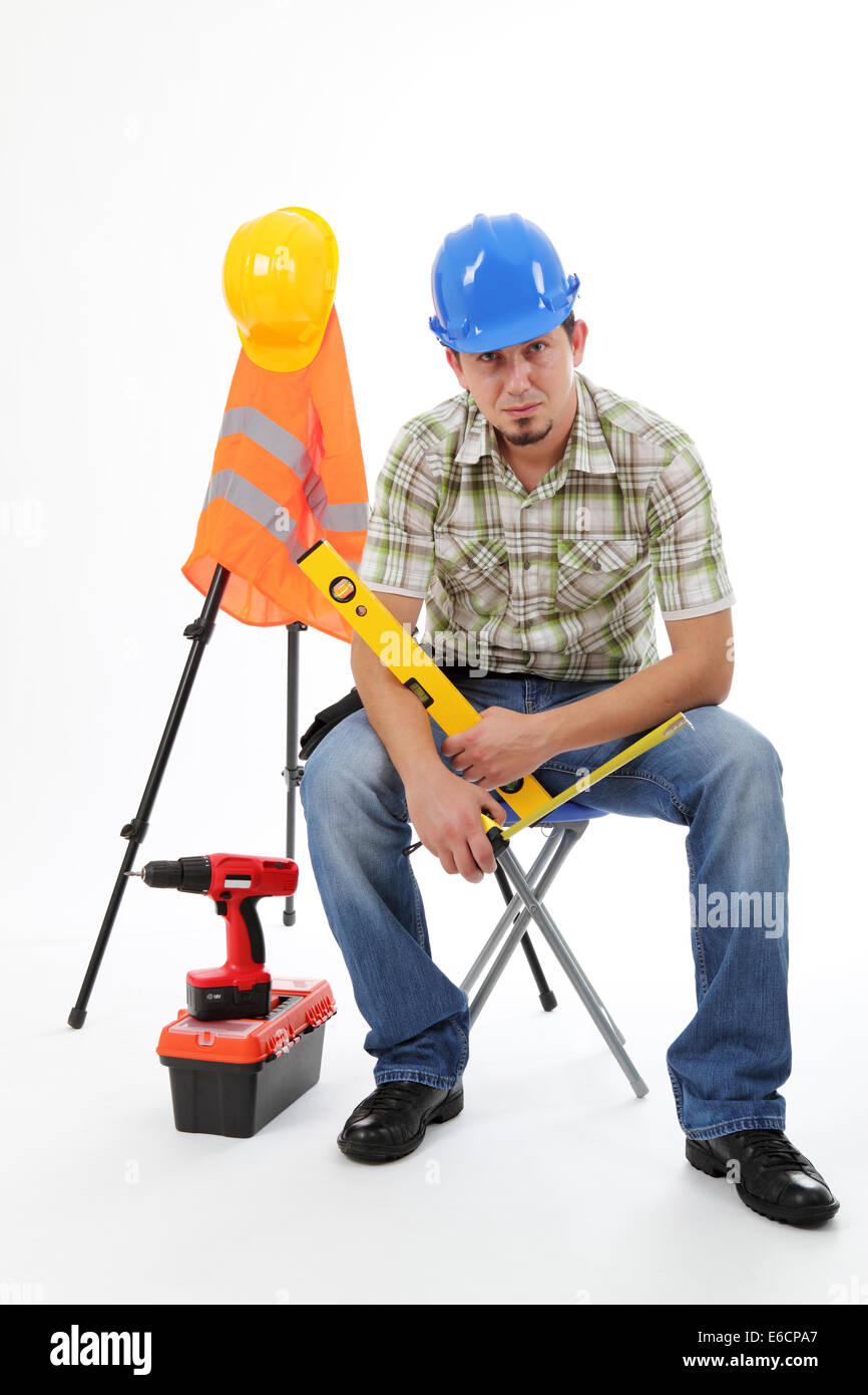 Arbeiter ruht mit Geräte und Werkzeuge auf dem weißen Hintergrund Stockfoto