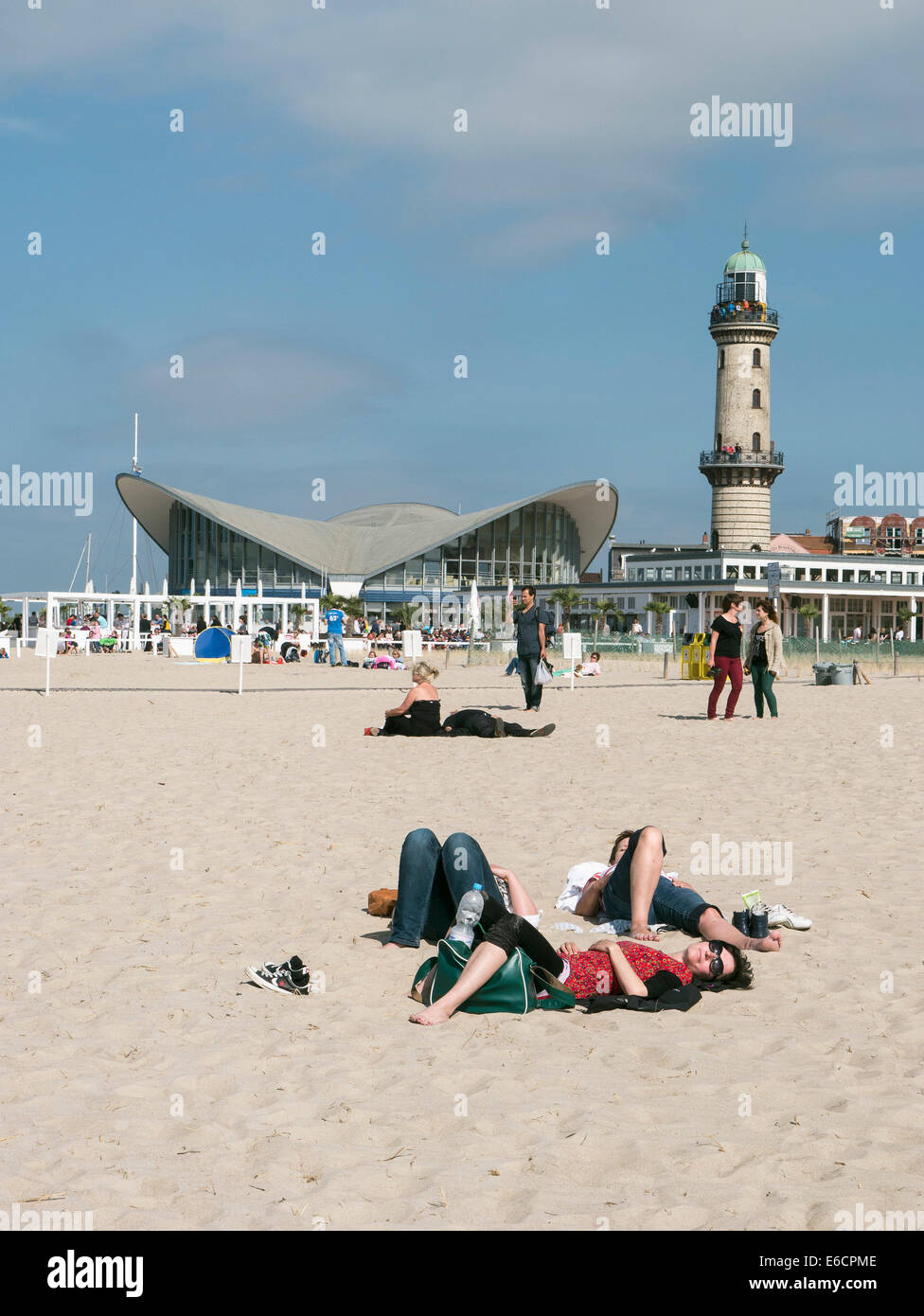 Restaurant Teepott und Leuchtturm in Rostock-Warnemünde, Mecklenburg-hierhin Pommern, Deutschland, Europa Stockfoto