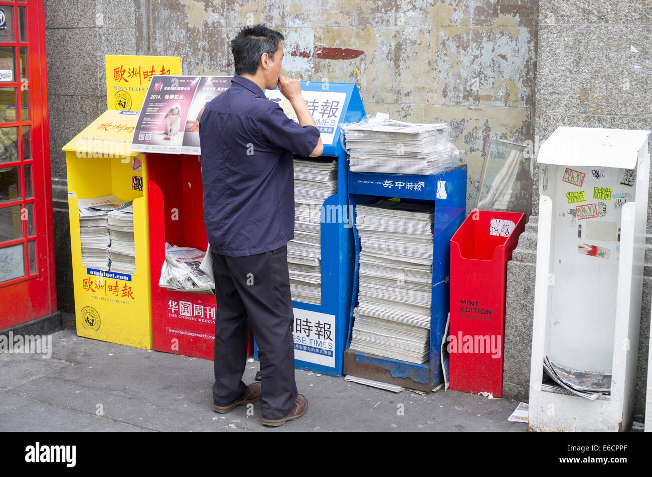 Zeitungen für Londons chinesischen Bevölkerung zur Verfügung. Genommen in Chinatown, London, UK Stockfoto