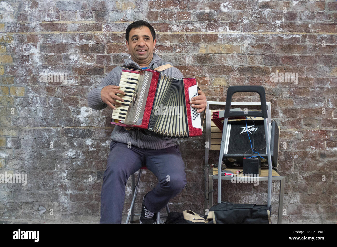 Östliche Europäische männlich Straßenmusik im Tunnel in London Southbank in der Nähe von Borough Market, UK Stockfoto