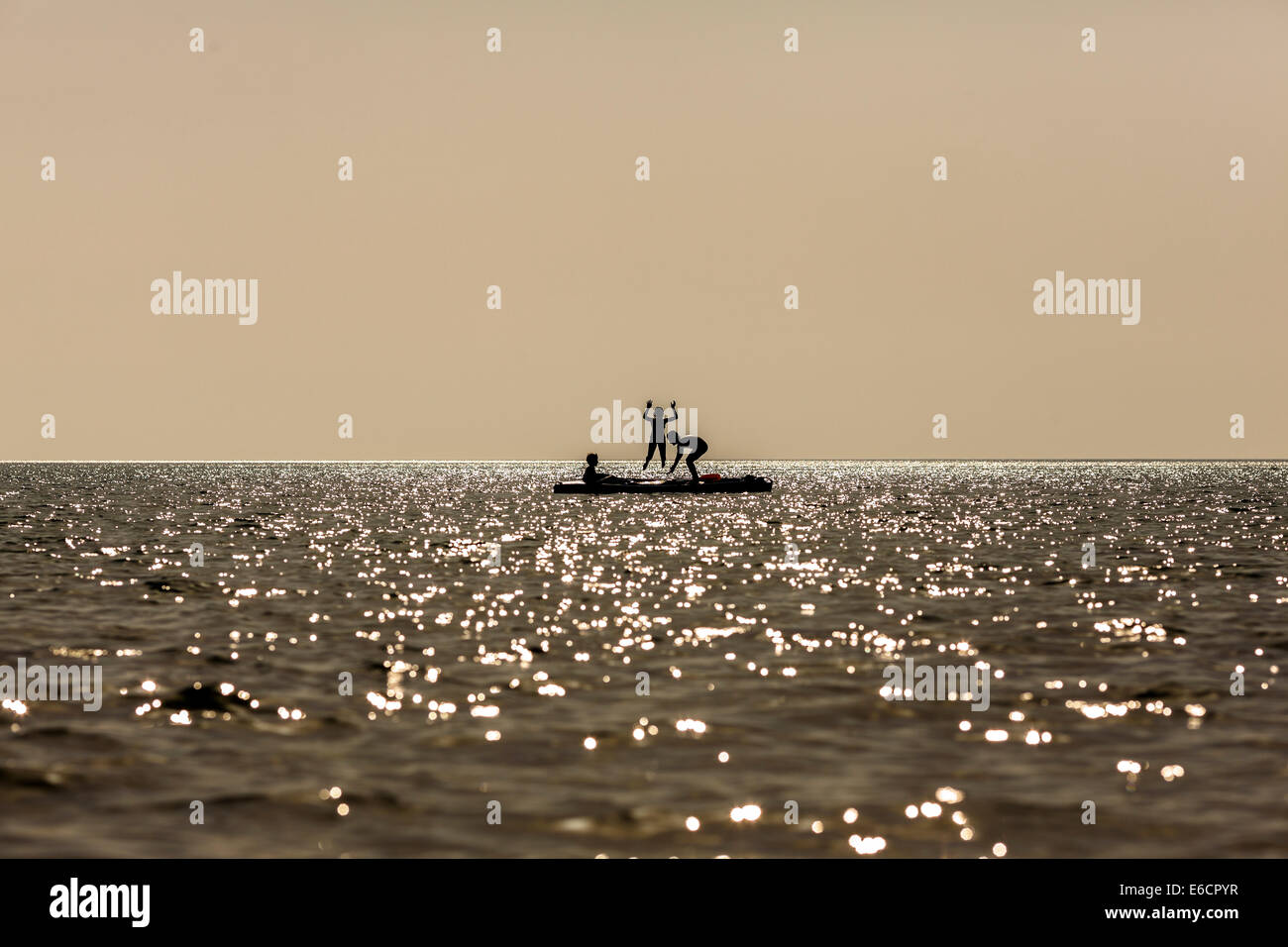 Kinder spielen auf ihr Kanu Stockfoto