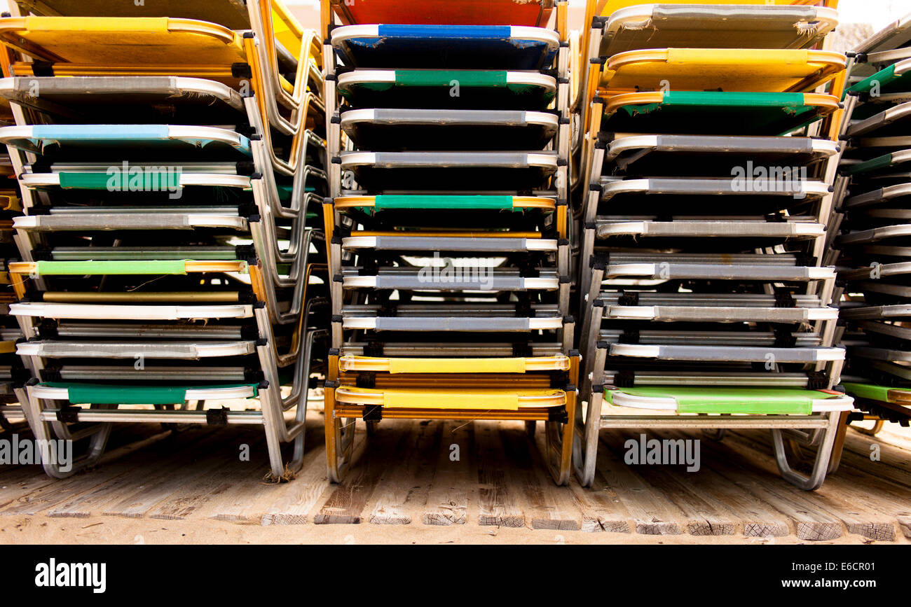 Stapel von Strand liegen in Malia, Crete Stockfoto