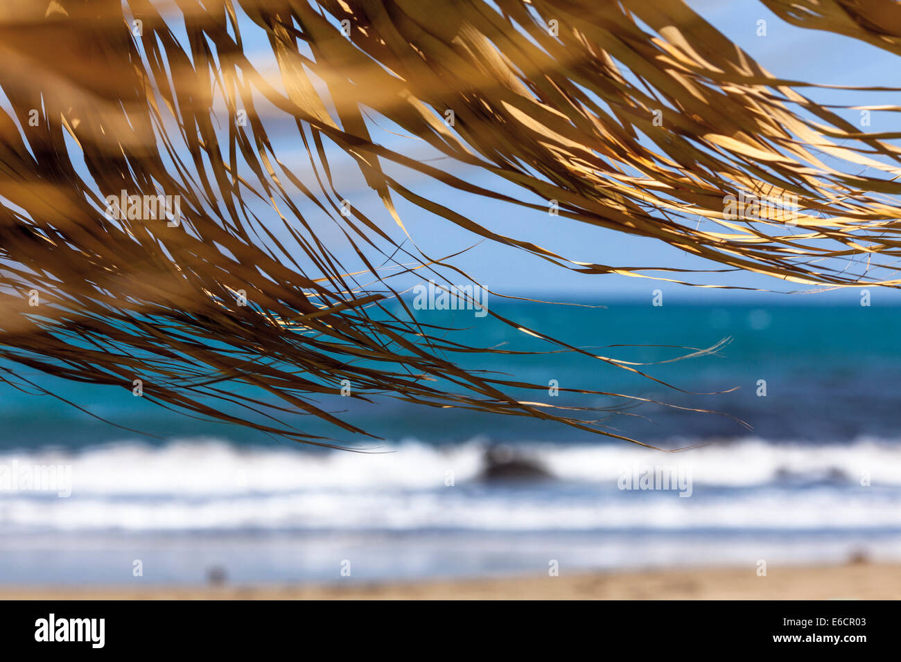 Regenschirm POV des Meeres in Malia, Crete Stockfoto